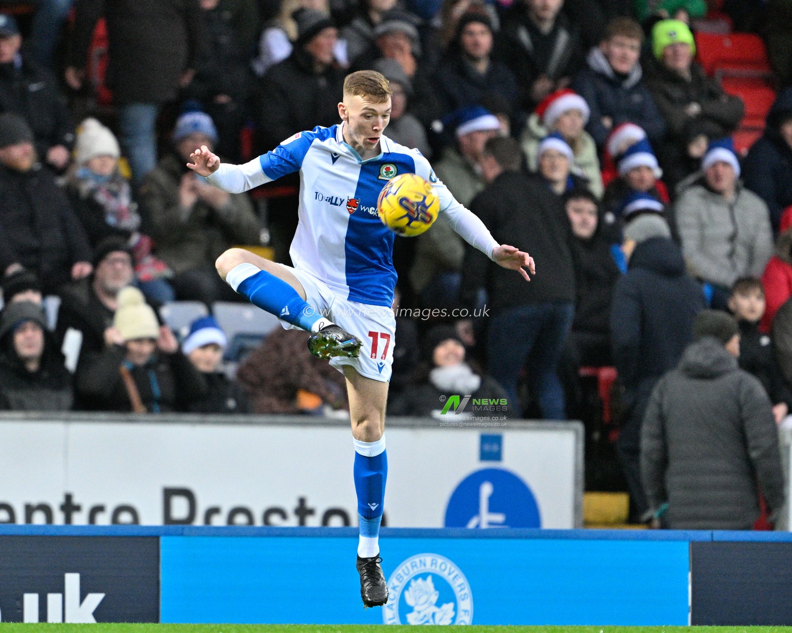 Hayden Carter #17 of Blackburn Rovers bring the ball under control, during the Sky Bet Championship match Blackburn Rovers vs Watford at Ewood Park, Blackburn, United Kingdom, 23rd December 2023

(Photo by Cody Froggatt/News Images)