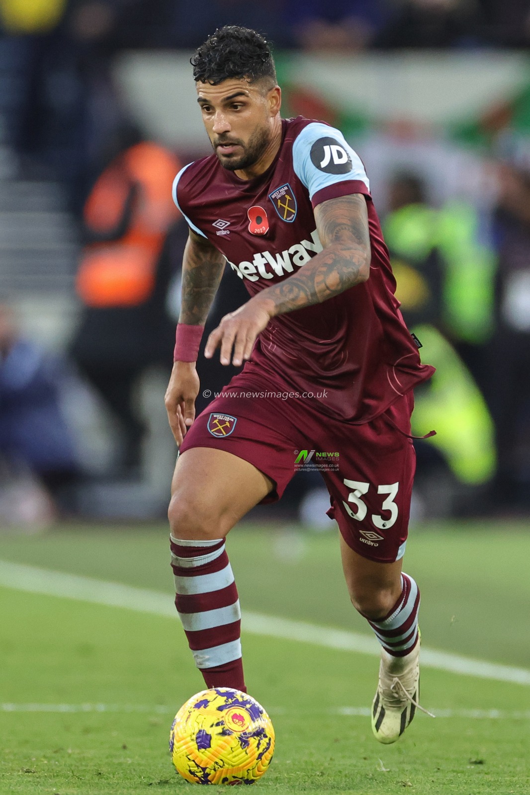 Emerson Palmieri #33 of West Ham United breaks with the ball during the Premier League match West Ham United vs Nottingham Forest at London Stadium, London, United Kingdom, 12th November 2023

(Photo by Mark Cosgrove/News Images)