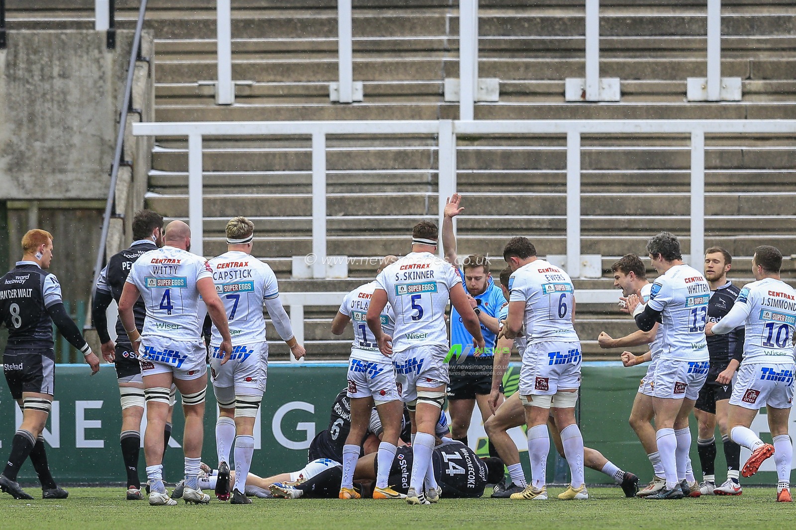 Sam Simmonds of Exeter Chiefs goes over for a try