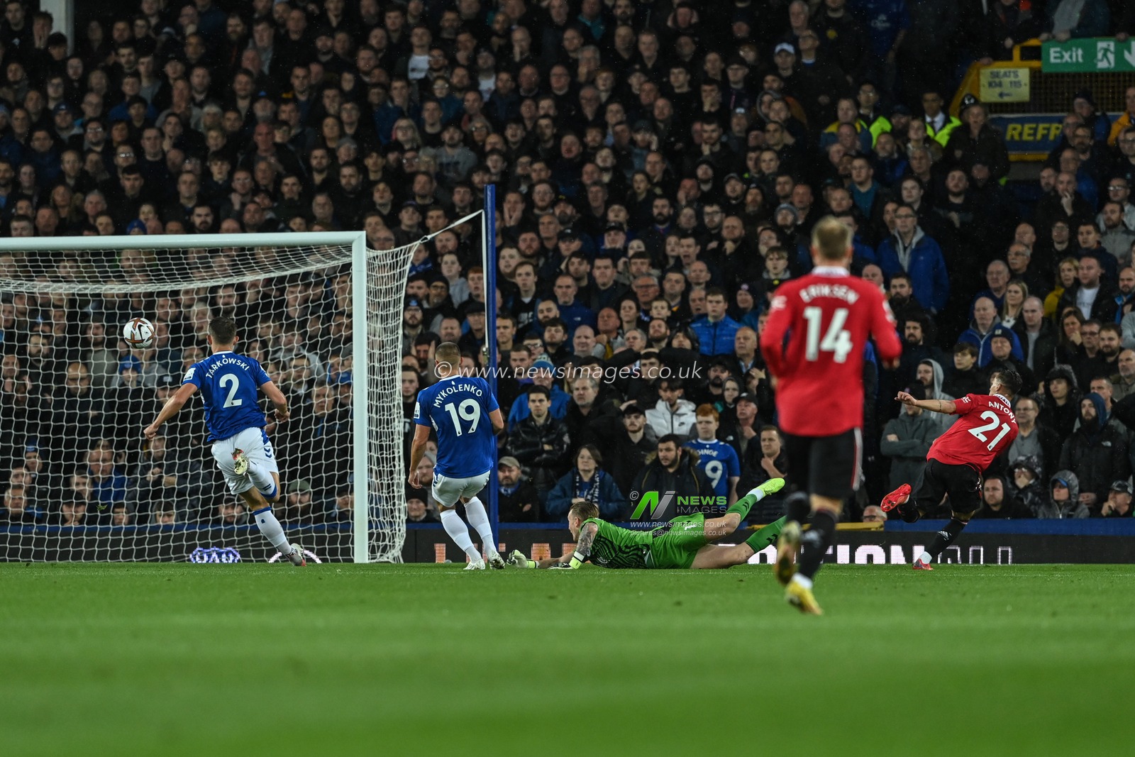 Antony #21 of Manchester United scores to make it 1-1 during the Premier League match Everton vs Manchester United at Goodison Park, Liverpool, United Kingdom, 9th October 2022

(Photo by Craig Thomas/News Images)