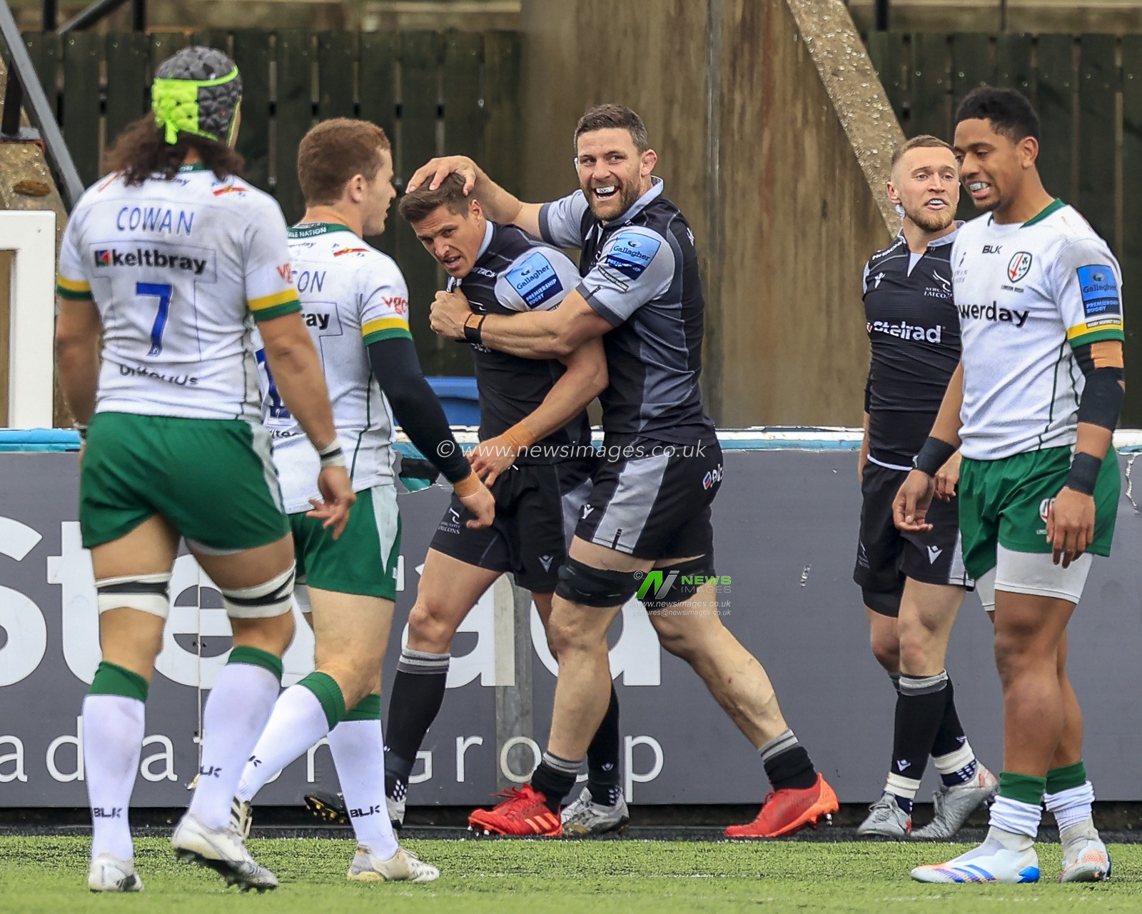 Louis Schreuder of Newcastle Falcons celebrates his try with his teammates