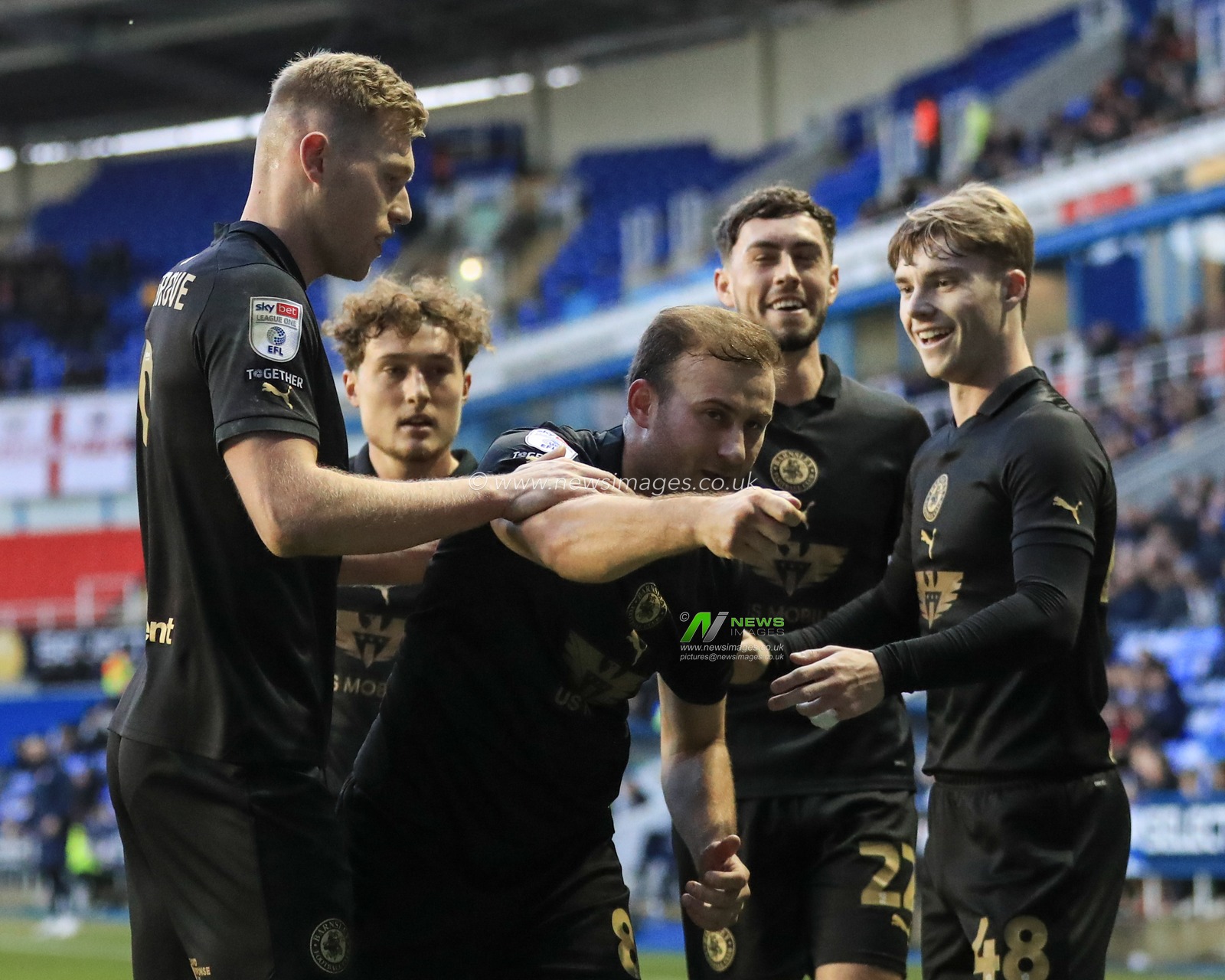Herbie Kane #8 of Barnsley celebrates his goal to make it 1-1 during the Sky Bet League 1 match Reading vs Barnsley at Select Car Leasing Stadium, Reading, United Kingdom, 9th December 2023

(Photo by Alfie Cosgrove/News Images)