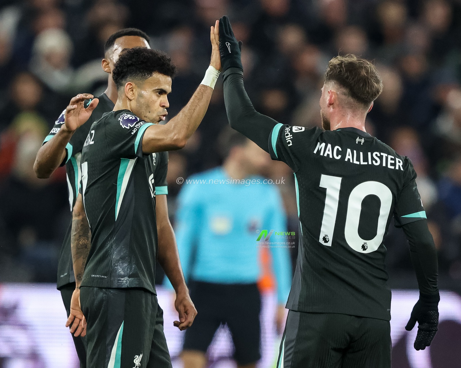Luis DÃ­az of Liverpool celebrates his goal to make it 0-1 with Alexis Mac Allister of Liverpool during the Premier League match West Ham United vs Liverpool at London Stadium, London, United Kingdom, 29th December 2024

(Photo by Alfie Cosgrove/News Images)