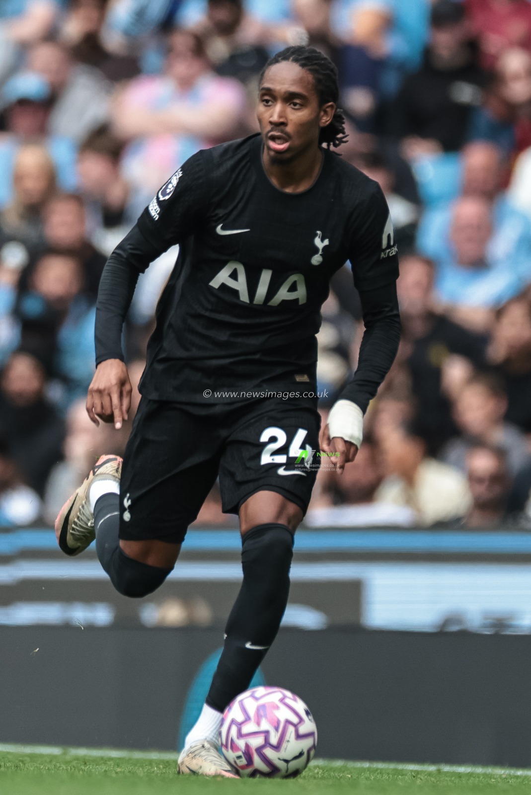 Djed Spence of Tottenham Hotspur breaks with the ball during the Premier League match Manchester City vs Tottenham Hotspur at Etihad Stadium, Manchester, United Kingdom, 23rd August 2025

(Photo by Mark Cosgrove/News Images)