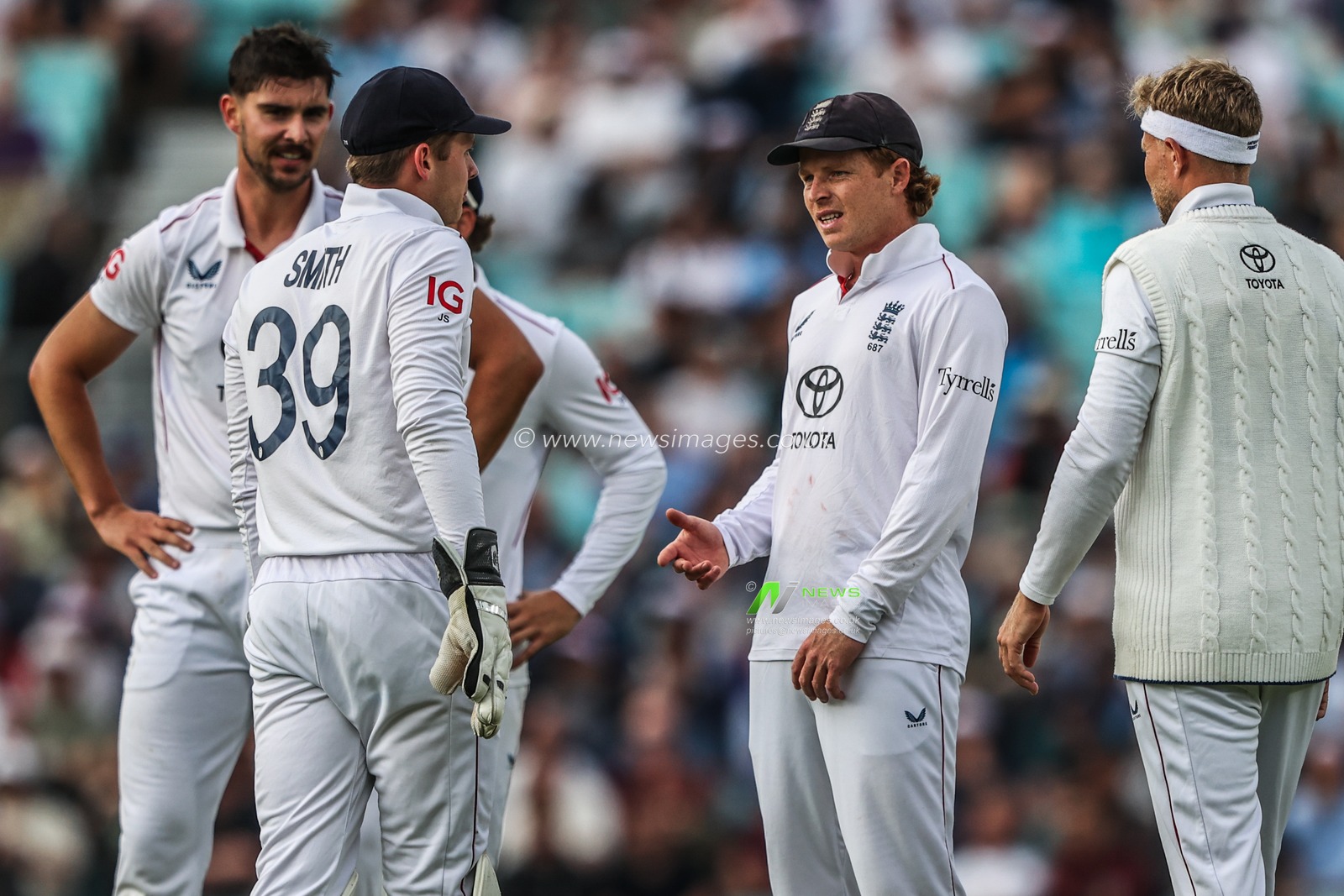 Ollie Pope of England discusses with his team over a possible wicket review during the 5th Rothesay Test Match Day 2 England v India at The Kia Oval, London, United Kingdom, 1st August 2025

(Photo by Alfie Cosgrove/News Images)