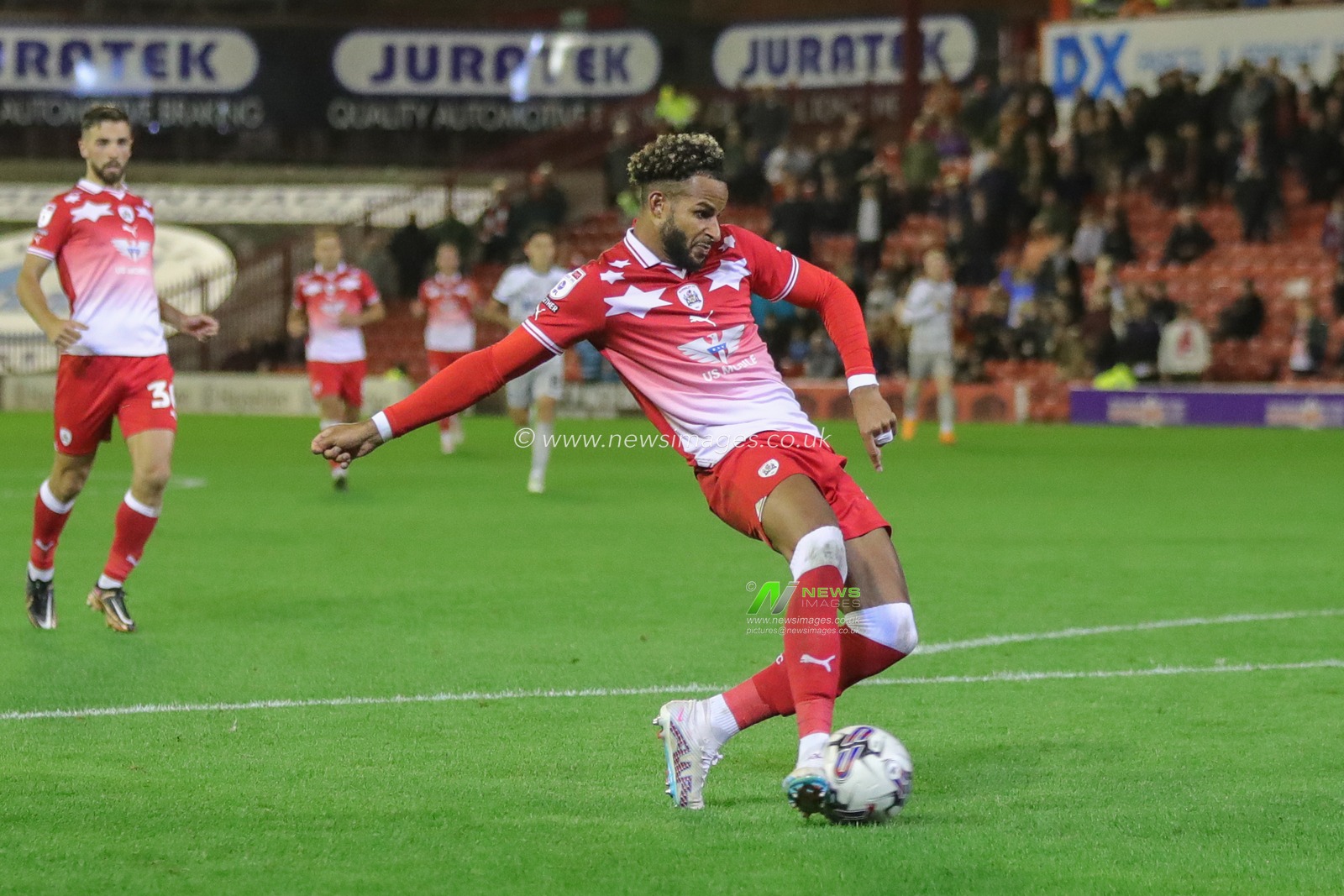 Barry Cotter #17 of Barnsley scores to make it 1-3 during the Sky Bet League 1 match Barnsley vs Portsmouth at Oakwell, Barnsley, United Kingdom, 19th September 2023

(Photo by Alfie Cosgrove/News Images)