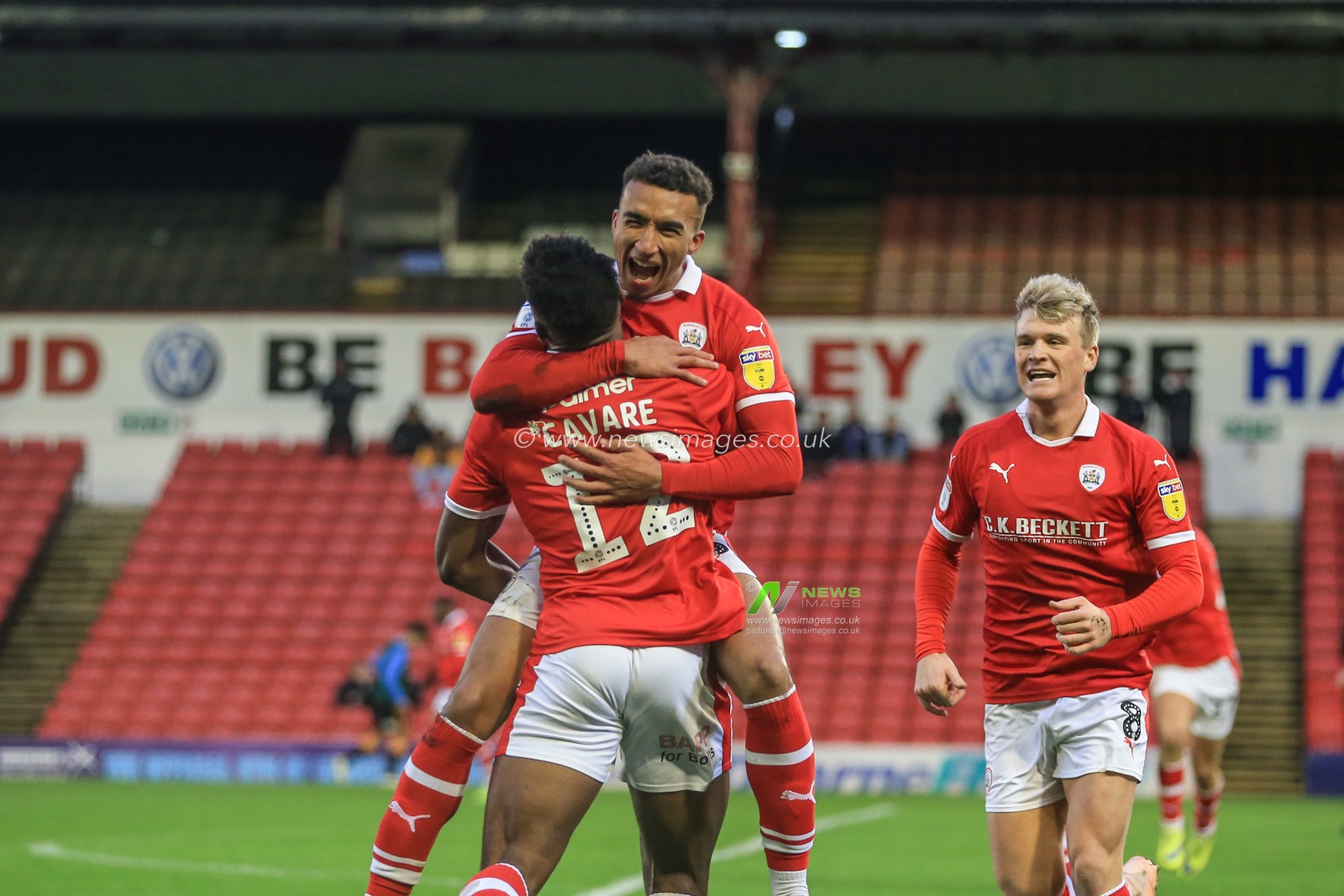 12th January 2019, Oakwell, Barnsley, England; Sky Bet League One, Barnsley vs Bradford City ; Jacob Brown (33) of Barnsley celebrates his goal to make it 1-0



Credit: Mark Cosgrove/News Images

English Football League images are subject to DataCo Licence
