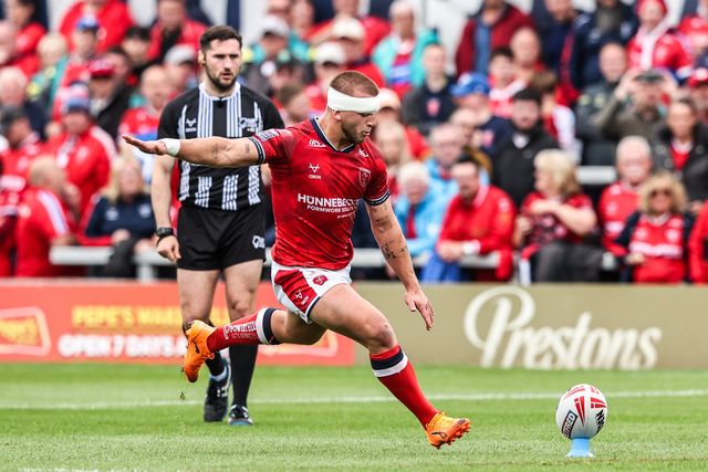 Mikey Lewis of Hull KR converts for a goal during the Betfred Super League round 13 match Wakefield Trinity vs Hull KR at DIY Kitchens Stadium, Wakefield, United Kingdom on 06 June 2026

(Photo by Alfie Cosgrove/News Images)