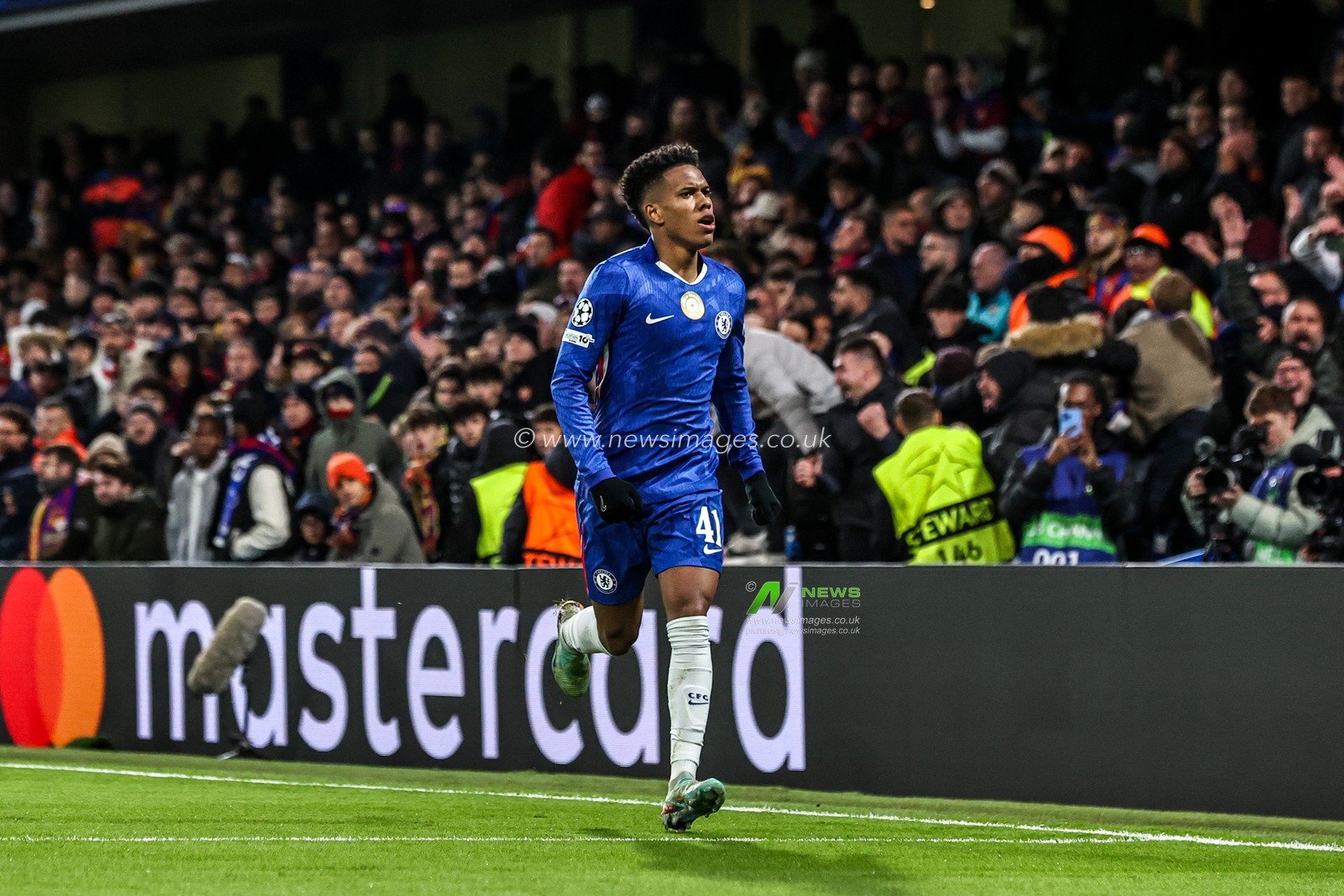 Estêvão of Chelsea celebrates his goal to make it 2-0 during the UEFA Champions League Matchday 5 of 8 Chelsea v Barcelona at Stamford Bridge, London, United Kingdom, 25th November 2025

(Photo by Alfie Cosgrove/News Images)

*** GER AUT SUI OUT ***