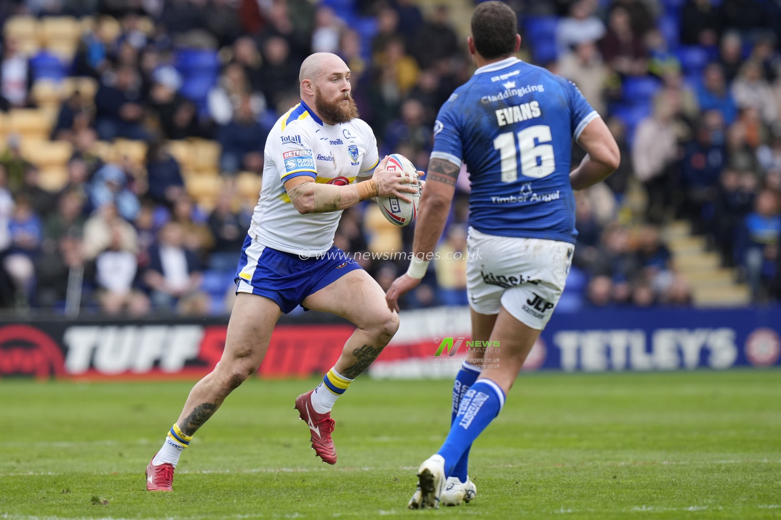 Gil Dudson #17 of Warrington Wolves during the Betfred Super League Round 7 match Warrington Wolves vs Hull FC at Halliwell Jones Stadium, Warrington, United Kingdom, 1st April 2023

(Photo by Steve Flynn/News Images)