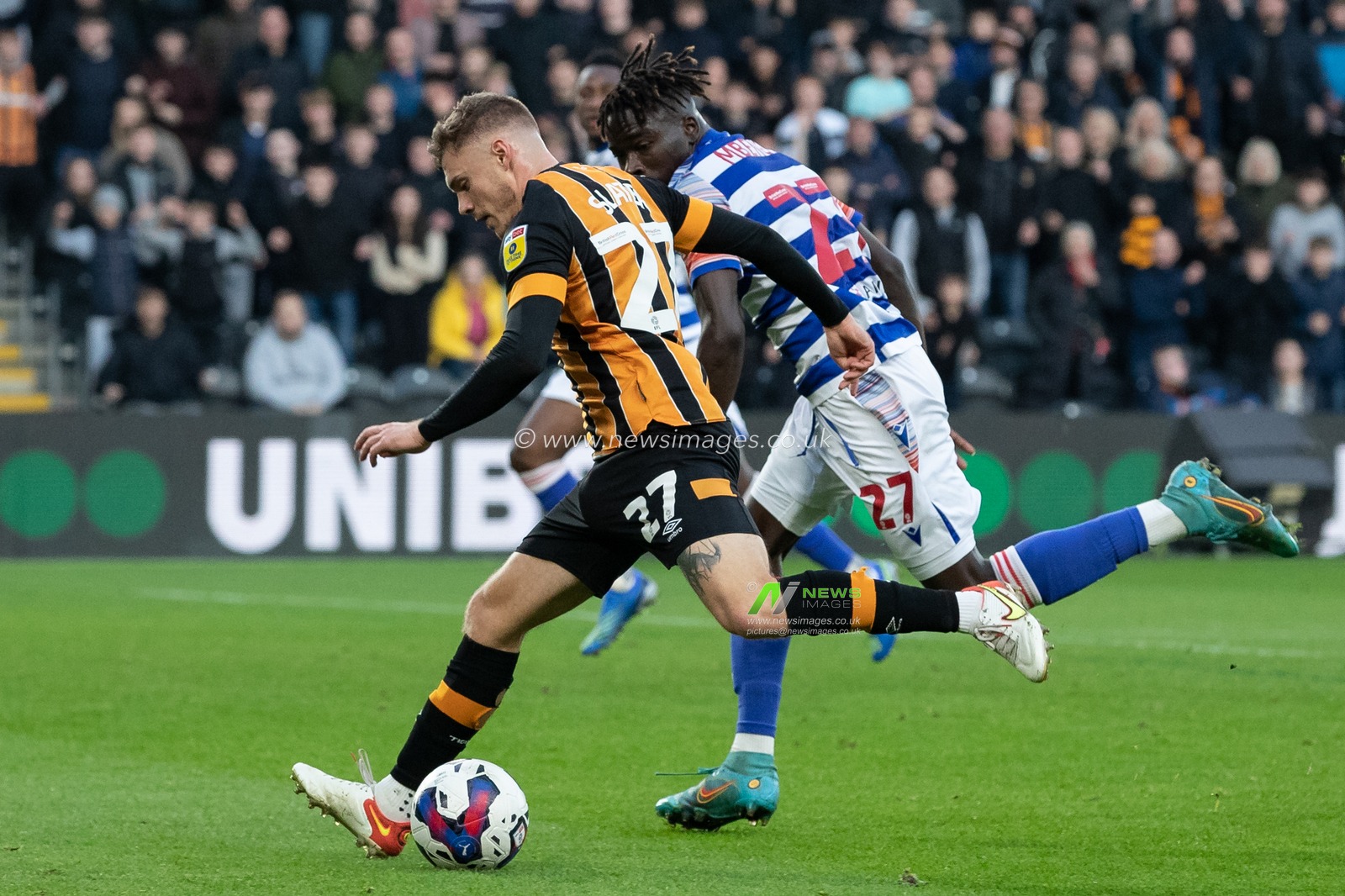 Regan Slater #27 of Hull City on the attack during the Sky Bet Championship match Hull City vs Reading at MKM Stadium, Hull, United Kingdom, 12th November 2022

(Photo by James Heaton/News Images)