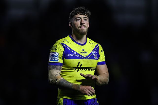 Matty Ashton of Warrington Wolves applauds the home fans after the Betfred Super League Round 2 match Warrington Wolves vs Catalans Dragons at Luke Littler Stadium, Warrington, United Kingdom, 21st February 2025

(Photo by Gareth Evans/News Images)