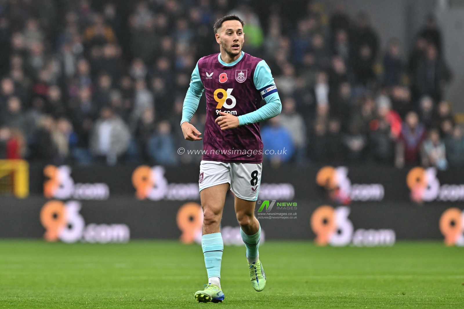 Josh Brownhill of Burnley during the Sky Bet Championship match Burnley vs Swansea City at Turf Moor, Burnley, United Kingdom, 10th November 2024

(Photo by Cody Froggatt/News Images)