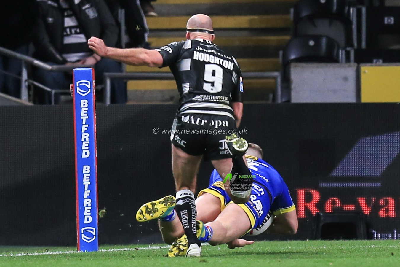 12th March 2020, KCOM Stadium, Hull, England; Betfred Super League, Hull FC v Warrington Wolves : Tom Lineham (2) of Warrington Wolves scores in the corner