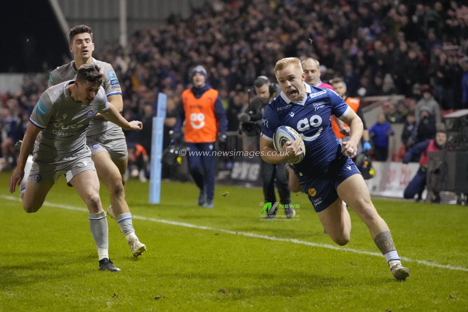 Aaron Reed #23 of Sale Sharks breaks away to score a last minute match winning try during the Gallagher Premiership match Sale Sharks vs Bath Rugby at AJ Bell Stadium, Eccles, United Kingdom, 27th January 2023

(Photo by Steve Flynn/News Images)