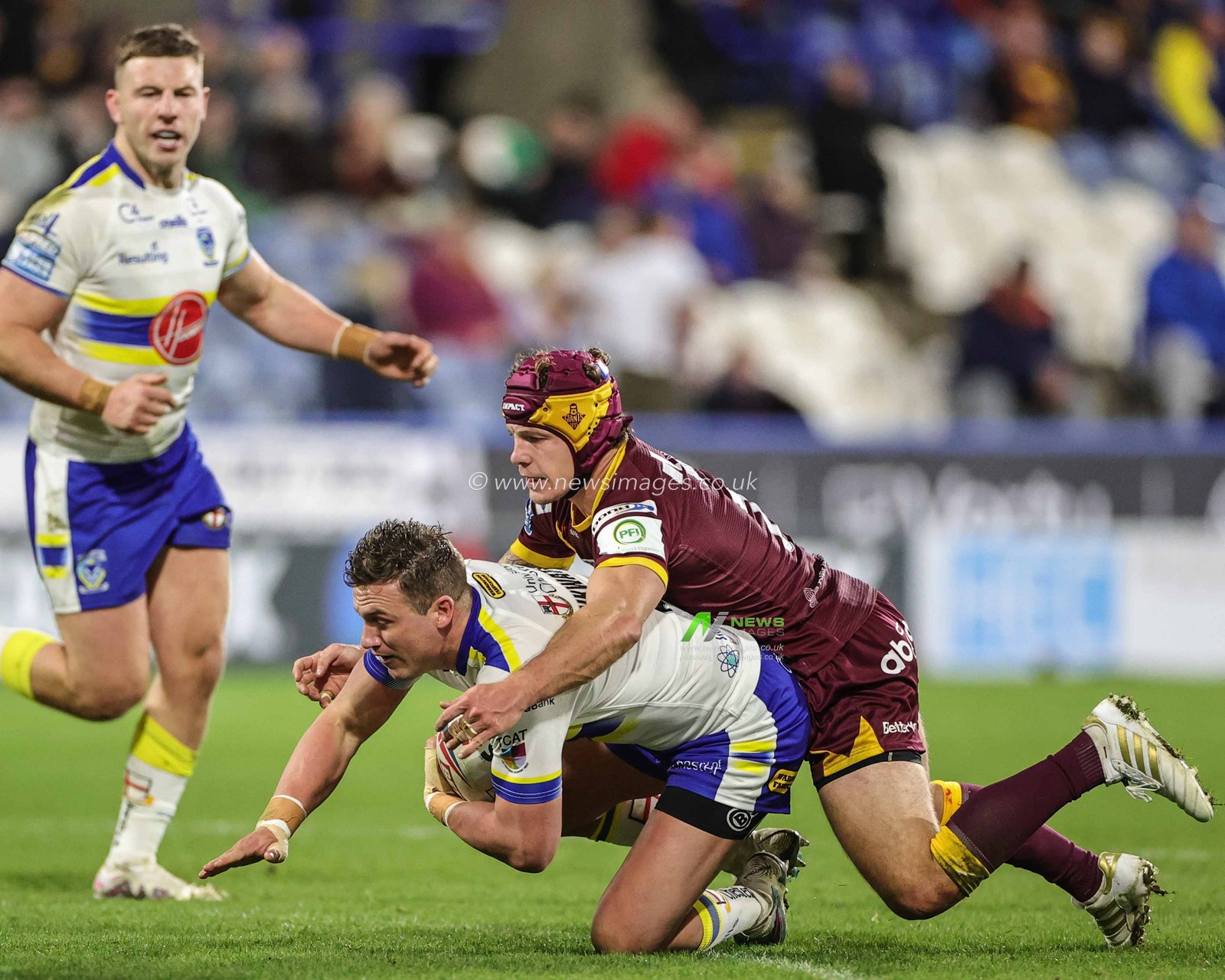 Josh Drinkwater #7 of Warrington Wolves is tackled by Theo Fages #7 of Huddersfield Giants during the Betfred Super League Round 2 match Huddersfield Giants vs Warrington Wolves at John Smith's Stadium, Huddersfield, United Kingdom, 24th February 2023

(Photo by Mark Cosgrove/News Images)