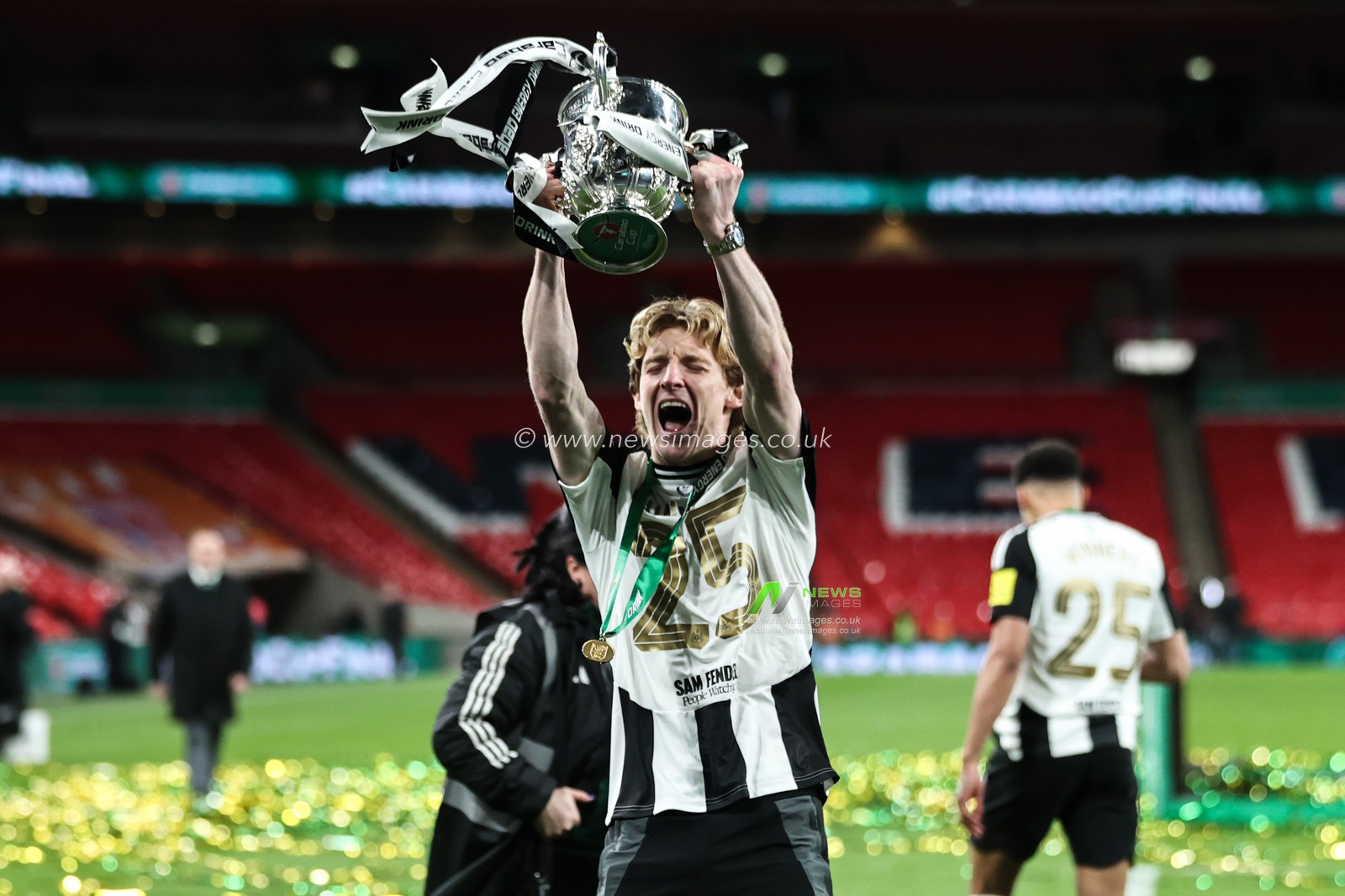 Anthony Gordon of Newcastle United celebrates with the Carabao Cup trophy after his teams win in the Carabao Cup Final match Liverpool vs Newcastle United at Wembley Stadium , London, United Kingdom, 16th March 2025

(Photo by Alfie Cosgrove/News Images)