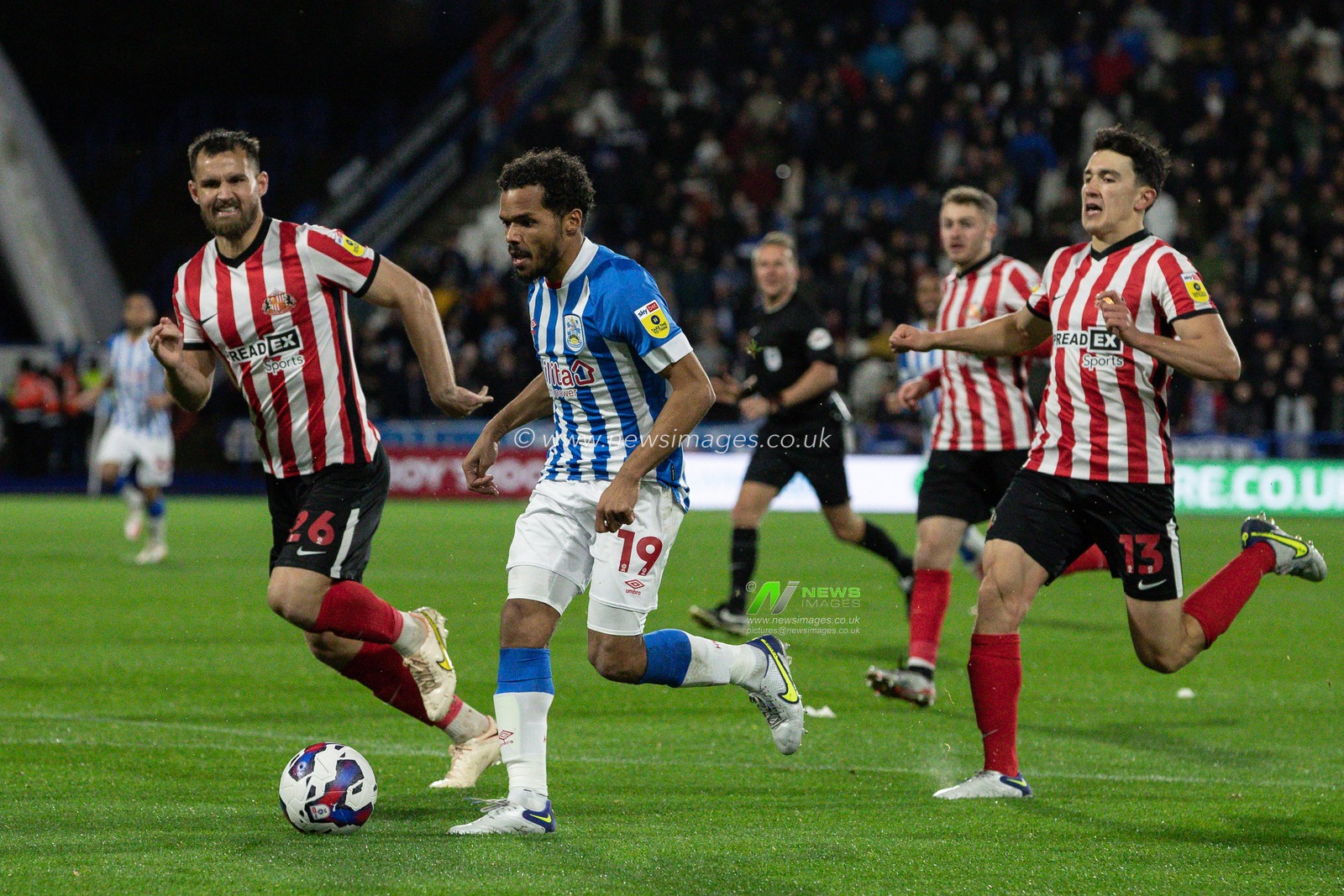 Duane Holmes #19 of Huddersfield Town on the attack during the Sky Bet Championship match Huddersfield Town vs Sunderland at John Smith's Stadium, Huddersfield, United Kingdom, 2nd November 2022

(Photo by James Heaton/News Images)