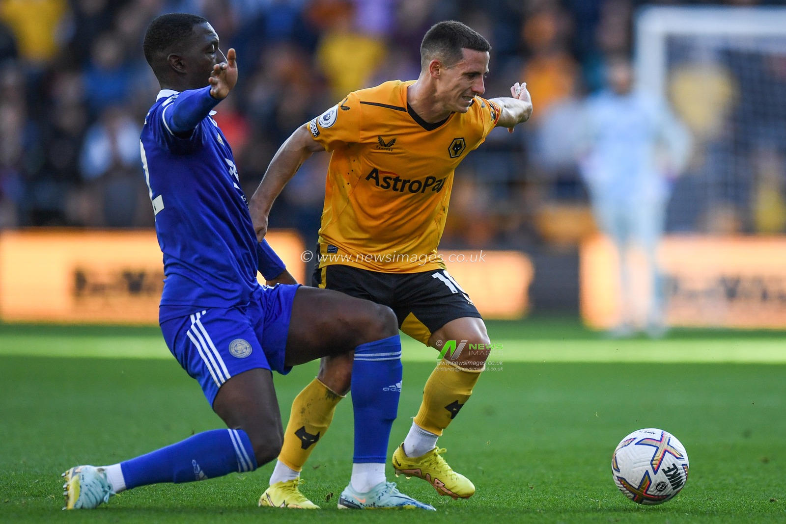 Daniel Podence #10 of Wolverhampton Wanderers Under pressure from Boubakary SoumarÃ© #42 of Leicester City during the Premier League match Wolverhampton Wanderers vs Leicester City at Molineux, Wolverhampton, United Kingdom, 23rd October 2022

(Photo by Mike Jones/News Images)