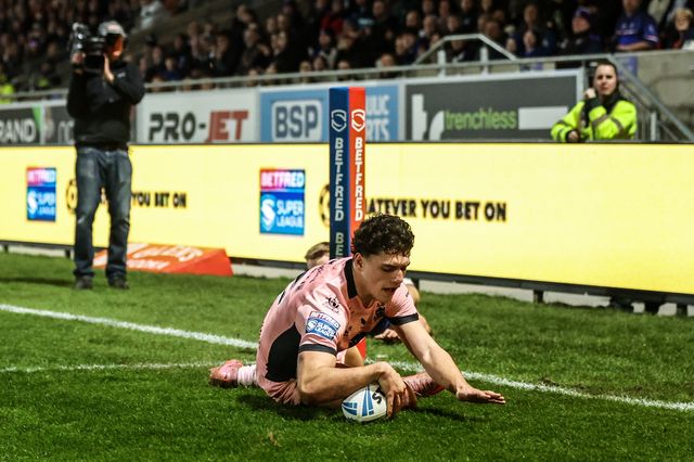 Lewis Martin of Hull FC goes over for a try during the Betfred Super League match Wakefield Trinity vs Hull FC at DIY Kitchens Stadium, Wakefield, United Kingdom on 05 March 2026

(Photo by Alfie Cosgrove/News Images)