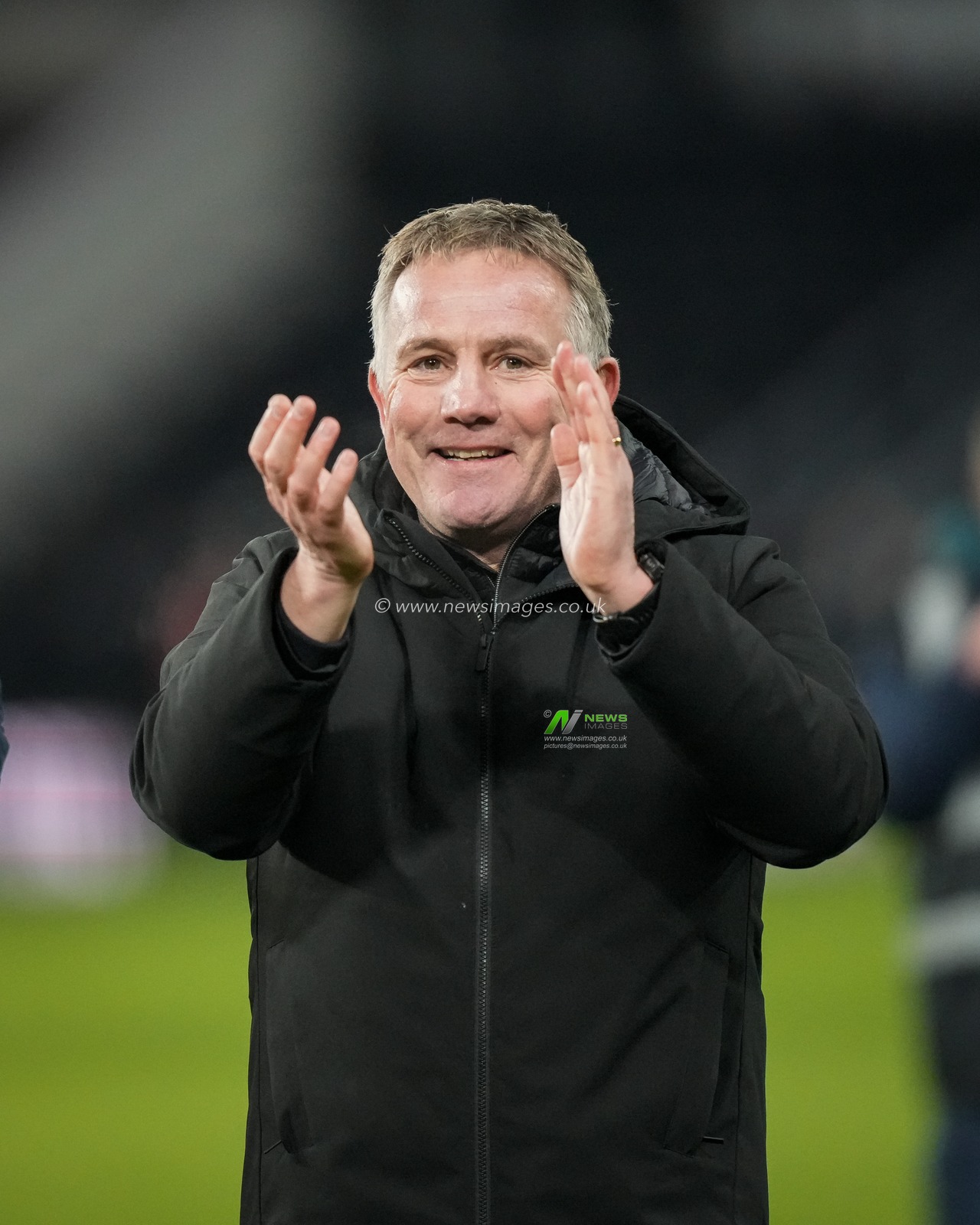 Wrexham manager Phil Parkinson applauds the fans after the final whistle during the Sky Bet Championship match Derby County vs Wrexham at Pride Park Stadium, Derby, United Kingdom, 4th January 2026

(Photo by Maynard Manyowa/News Images)

*** GER AUT SUI OUT ***