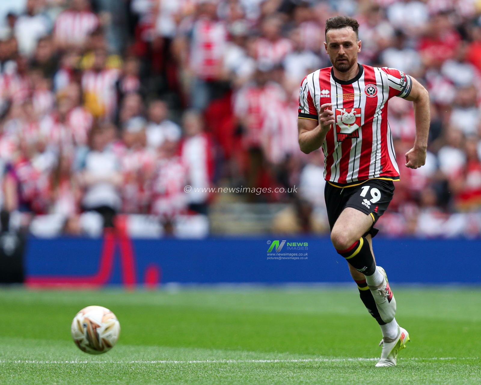 Jack Robinson of Sheffield United chases down the ball during the Sky Bet Championship Playoff Final match Sheffield United vs Sunderland at Wembley Stadium, London, United Kingdom, 24th May 2025

(Photo by Izzy Poles/News Images)