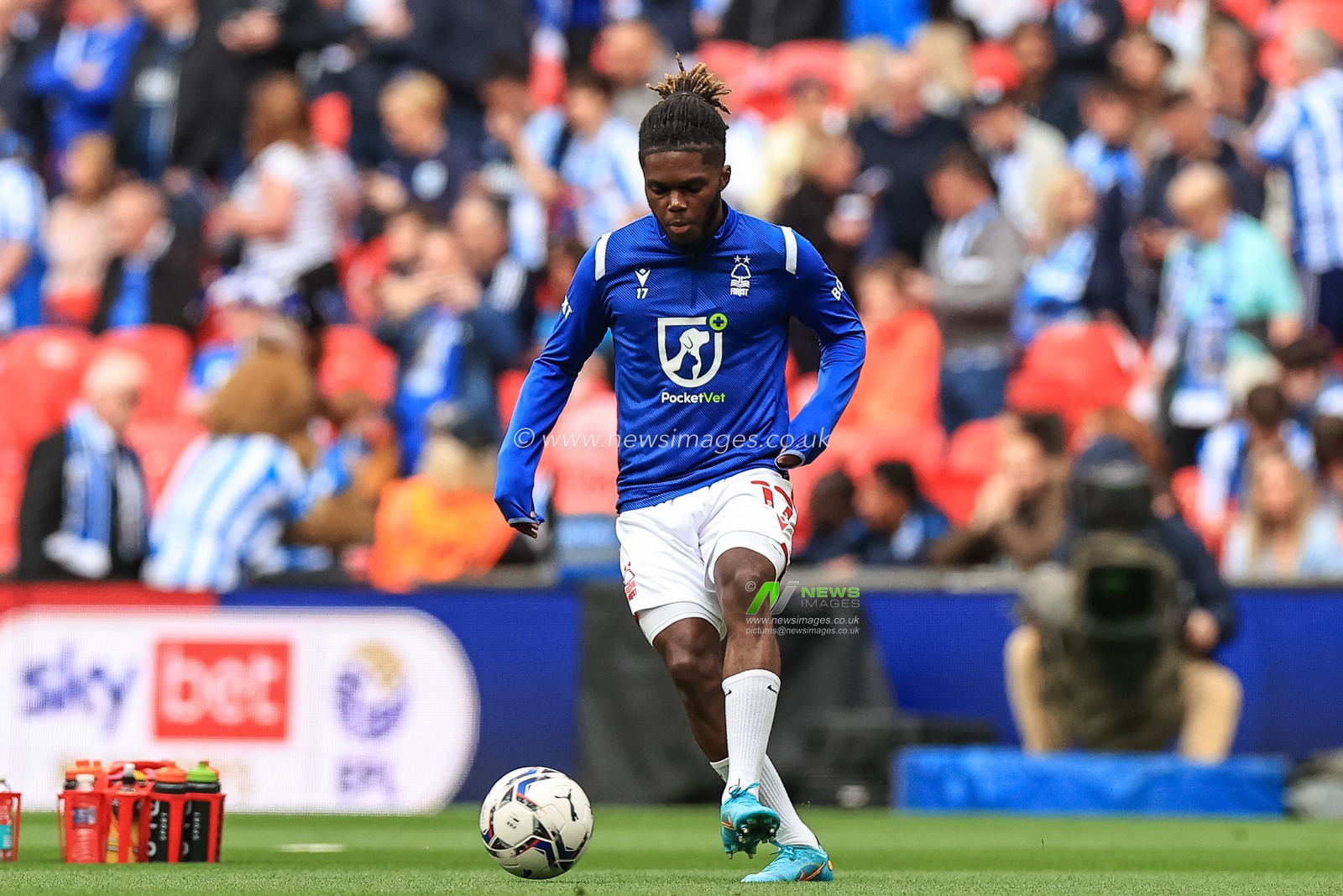 Alex Mighten #17 of Nottingham Forest during the pre-game warmup