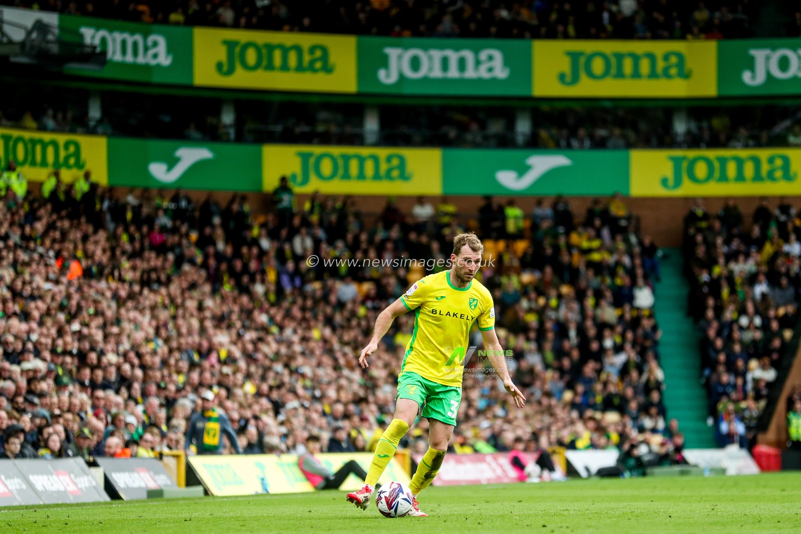 Jack Stacey of Norwich City runs with the ball during the Sky Bet Championship match Norwich City vs West Bromwich Albion at Carrow Road, Norwich, United Kingdom, 29th March 2025

(Photo by Izzy Poles/News Images)
