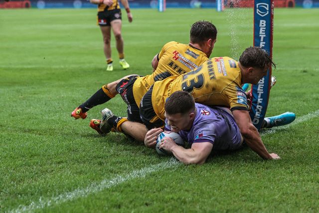 Jake Thewlis of Warrington Wolves goes over for a try during the Betfred Super League round 19 match Castleford Tigers vs Warrington Wolves at The Mend-A-Hose Jungle, Castleford, United Kingdom, 20th July 2025

(Photo by Alfie Cosgrove/News Images)
