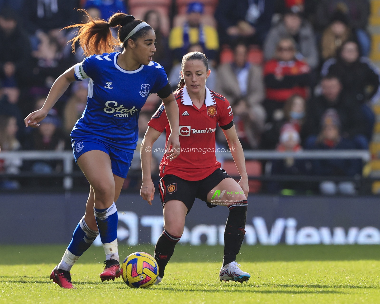 Gabrielle George #6 of Everton controls the ball watched by Ona Batlle #2 of Manchester United during the The FA Women's Super League match Manchester United Women vs Everton Women at Leigh Sports Village, Leigh, United Kingdom, 5th February 2023

(Photo by Conor Molloy/News Images)
