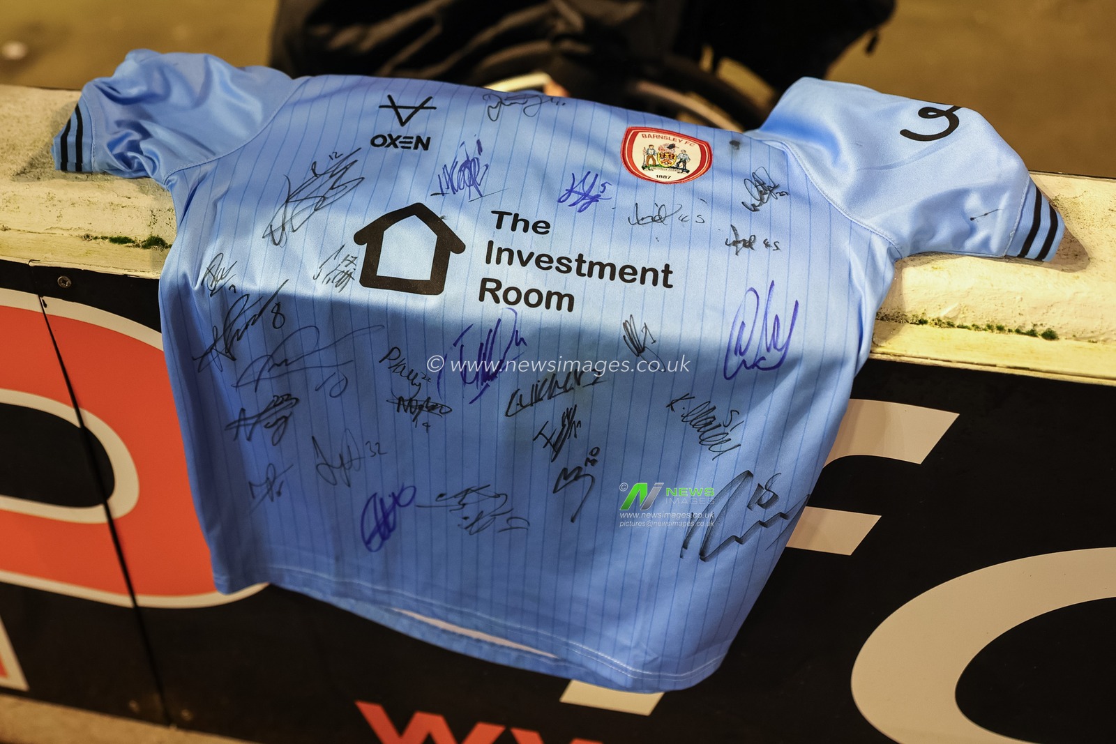 A young Barnsley fans signed shirt during the Sky Bet League 1 match Barnsley vs Northampton Town at Oakwell, Barnsley, United Kingdom, 3rd February 2026

(Photo by Mark Cosgrove/News Images)
