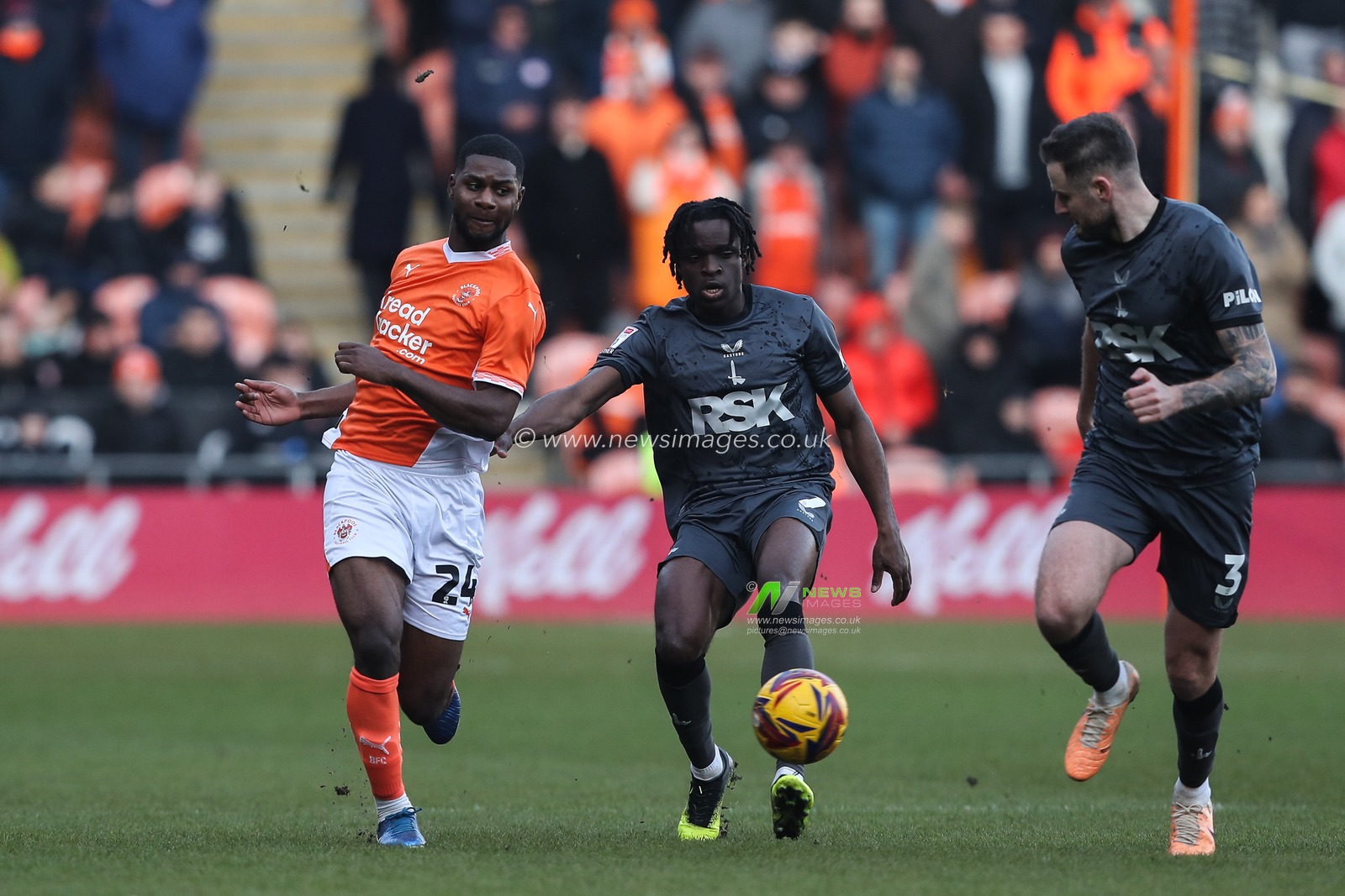 Odel Offiah of Blackpool passes the ball during the Sky Bet League 1 match Blackpool vs Charlton Athletic at Bloomfield Road, Blackpool, United Kingdom, 1st February 2025

(Photo by Gareth Evans/News Images)