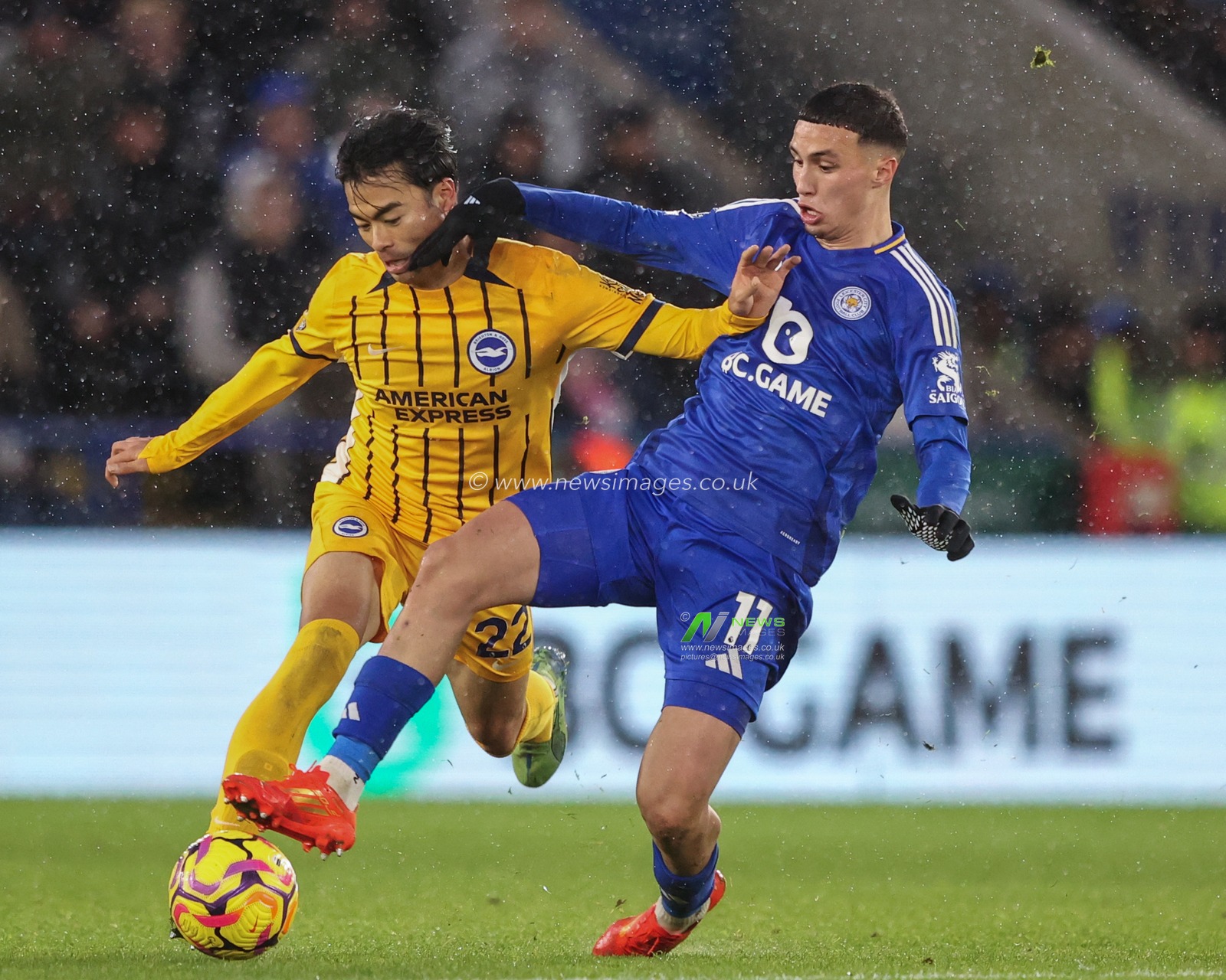Kaoru Mitoma of Brighton & Hove Albion and Bilal El Khannouss of Leicester City Brighton & Hove Albion during the Premier League match Leicester City vs Brighton and Hove Albion at King Power Stadium, Leicester, United Kingdom, 8th December 2024

(Photo by Alfie Cosgrove/News Images)