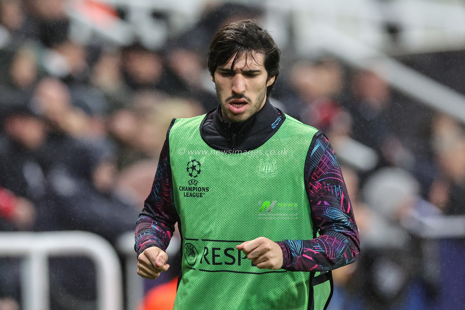 Sandro Tonali #8 of Newcastle United warms up during the first half during the UEFA Champions League match Newcastle United vs Borussia Dortmund at St. James's Park, Newcastle, United Kingdom, 25th October 2023

(Photo by Mark Cosgrove/News Images)