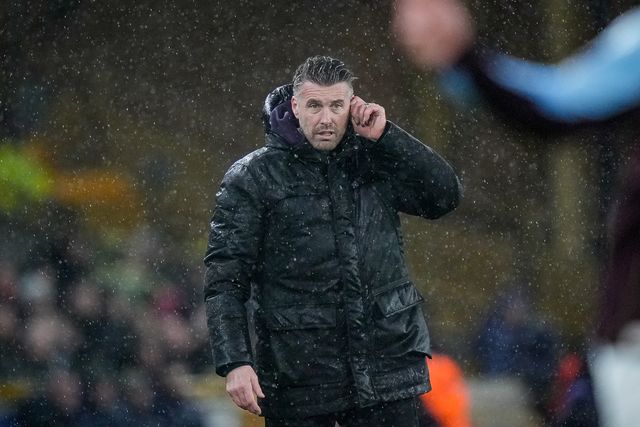 Rob Edwards manager of Wolverhampton Wanderers gives his team instructions  during the Premier League match Wolverhampton Wanderers vs Aston Villa at Molineux, Wolverhampton, United Kingdom on 27 February 2026

(Photo by Maynard Manyowa/News Images)