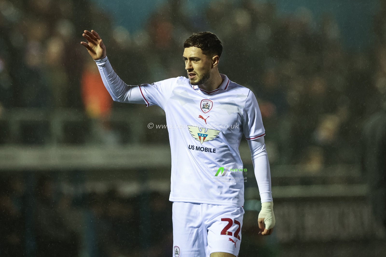 Corey O'Keeffe of Barnsley gives his team instructions during the Sky Bet League 1 match Carlisle United vs Barnsley at Brunton Park, Carlisle, United Kingdom, 12th March 2024

(Photo by Mark Cosgrove/News Images)