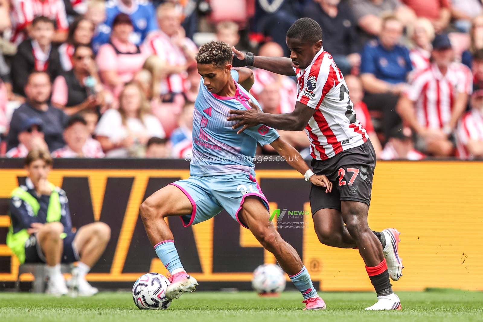 Josh King of Fulham holds off Noah Sadiki of Sunderland during the Premier League match Sunderland vs Fulham at Stadium Of Light, Sunderland, United Kingdom on 30 August 2026

(Photo by Alfie Cosgrove/News Images)