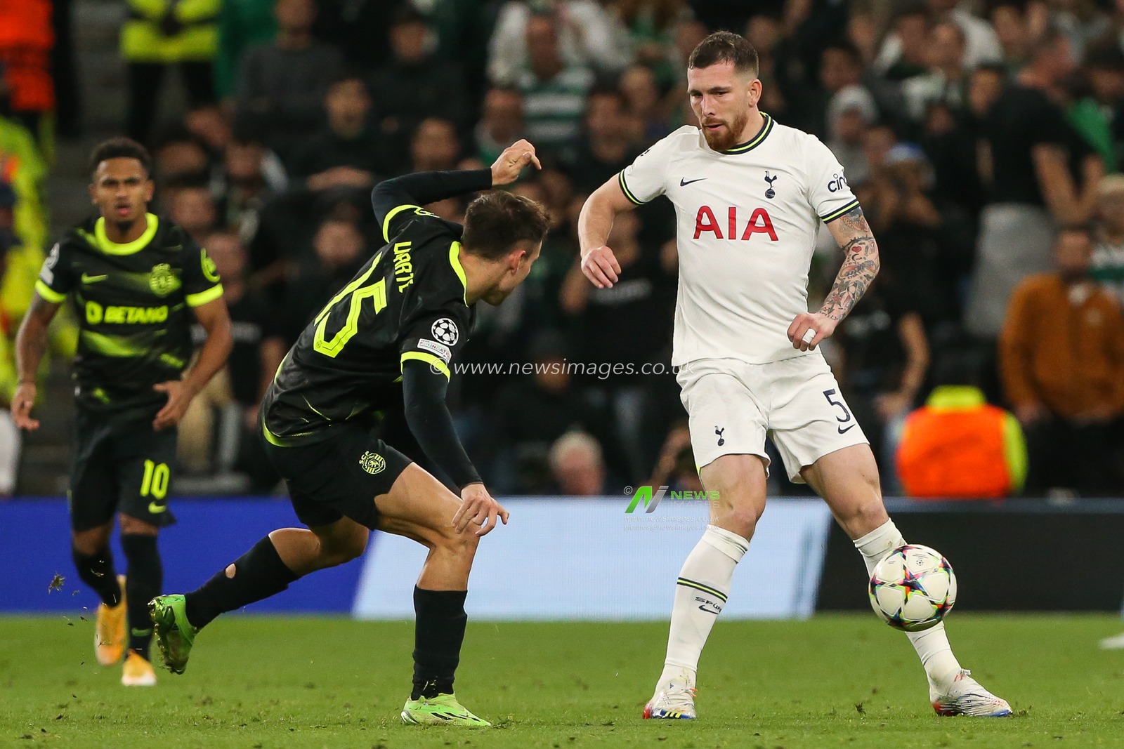 Pierre-Emile HÃ¸jbjerg #5 of Tottenham Hotspur holds off Manuel Ugarte #15 of Sporting Lisbon during the UEFA Champions League match Tottenham Hotspur vs Sporting Lisbon at Tottenham Hotspur Stadium, London, United Kingdom, 26th October 2022

(Photo by Arron Gent/News Images)