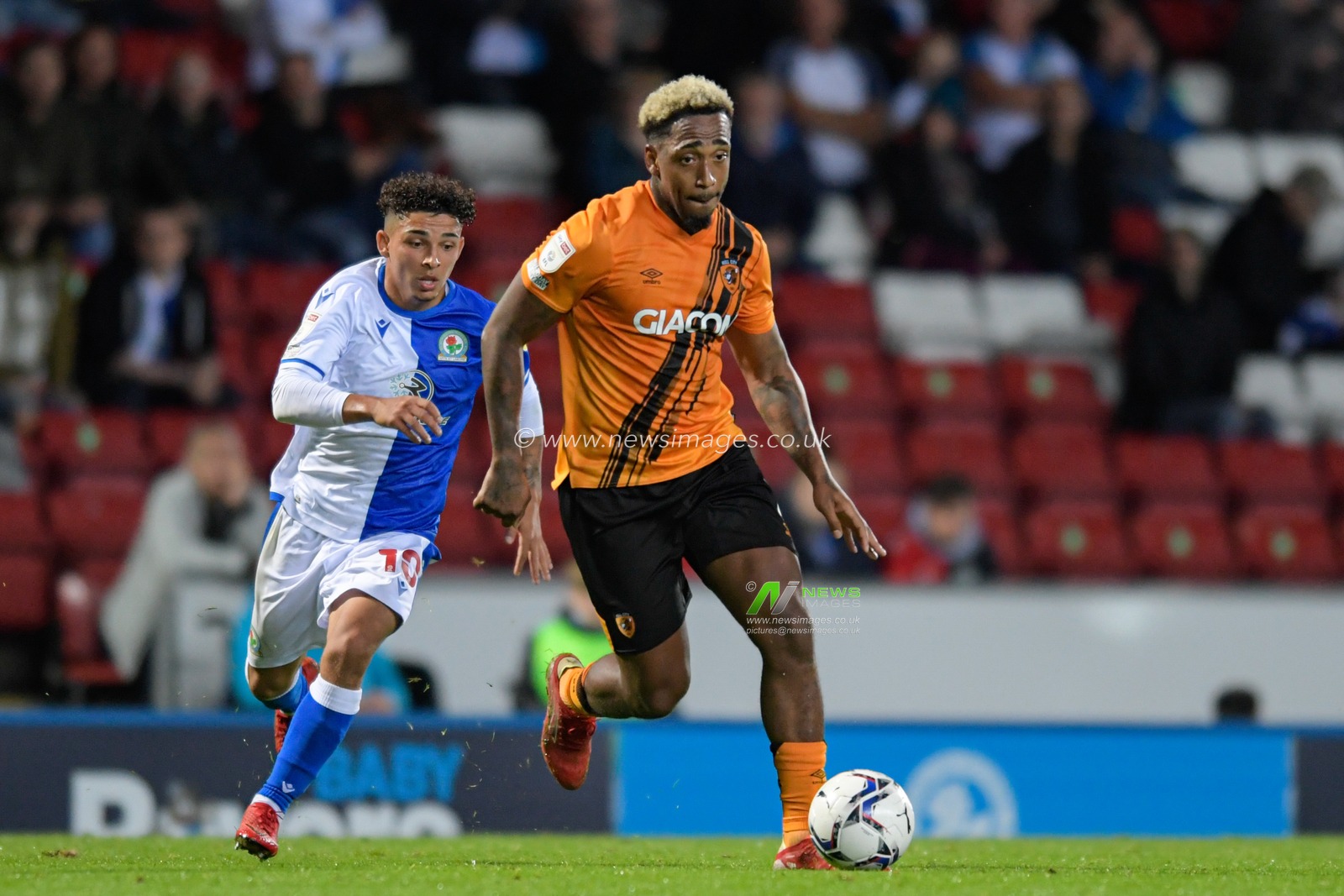 Mallik Wilks #7 of Hull City runs forward with the ball