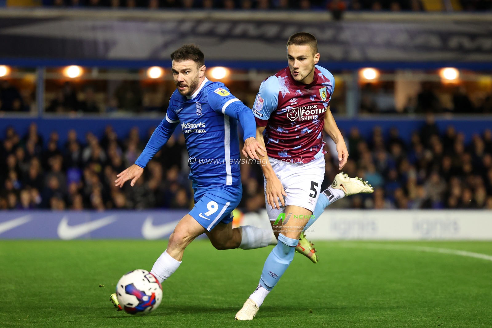 Scott Hogan #9 of Birmingham City and Taylor Harwood Bellis #5 of Burnley compete for the ball during the Sky Bet Championship match Birmingham City vs Burnley at St Andrews, Birmingham, United Kingdom, 19th October 2022

(Photo by Simon Bissett/News Images)