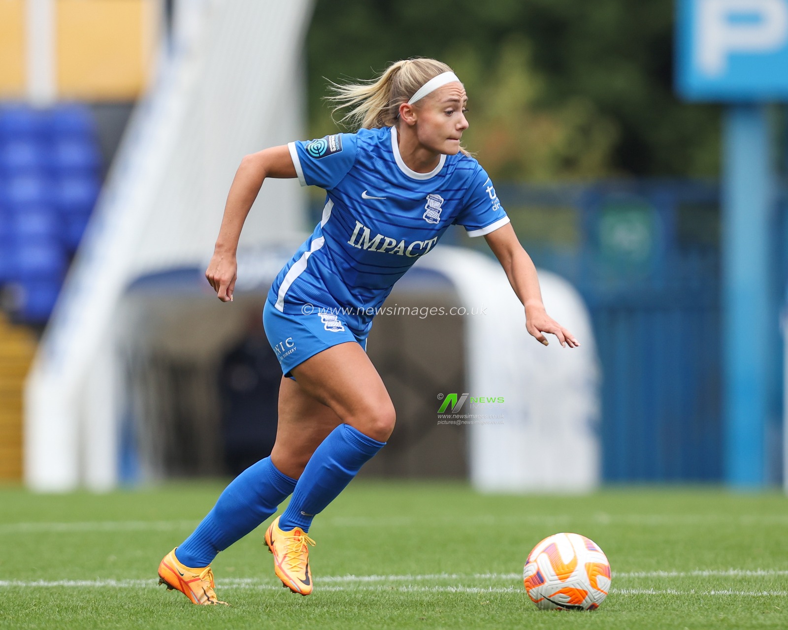 Charlie Estcourt  #18 of Birmingham City dribbles the ball during the The Fa Women's Super League match Birmingham City Women vs Coventry United Women at St Andrews, Birmingham, United Kingdom, 25th September 2022

(Photo by Simon Bissett/News Images)