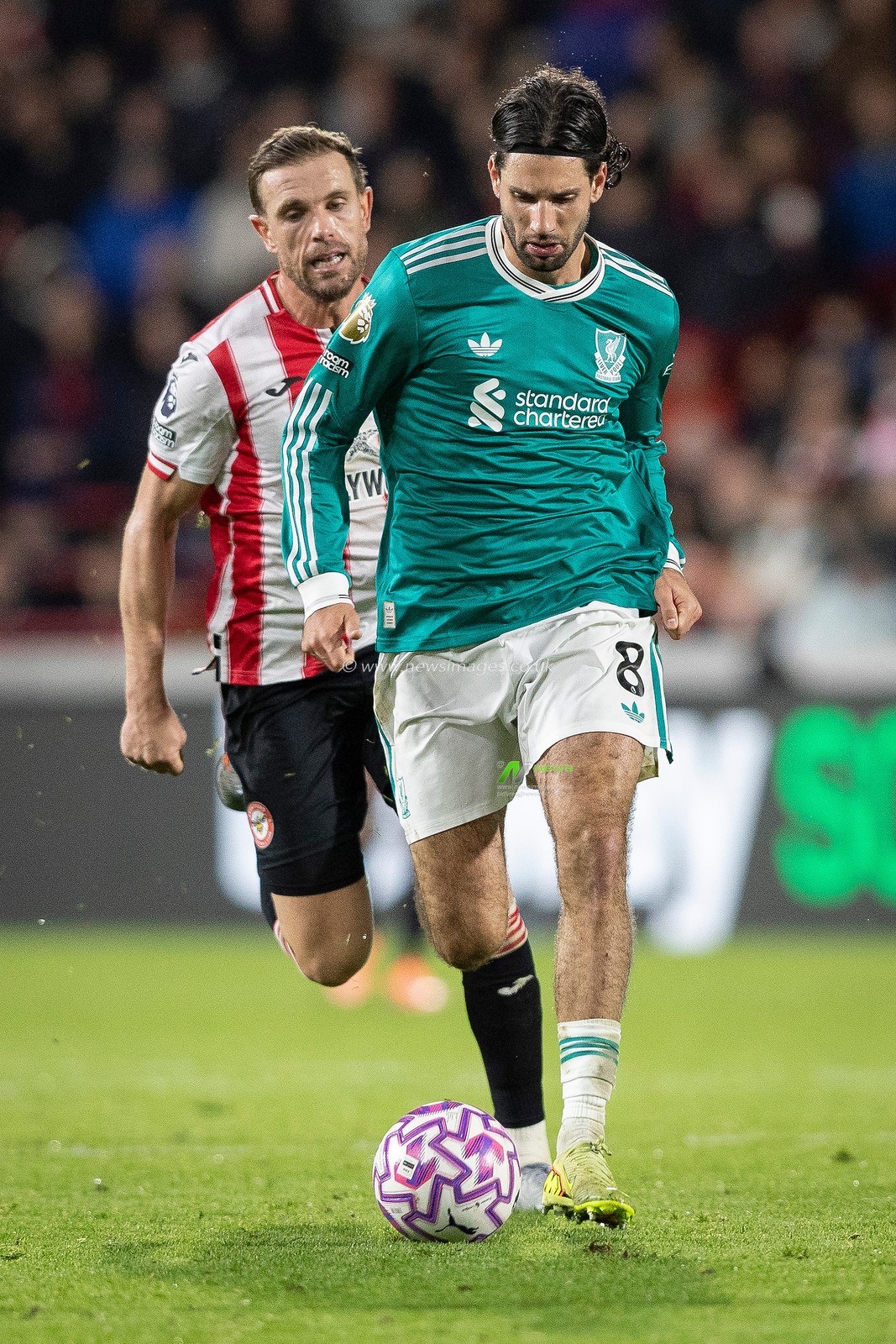 Dominik Szoboszlai of Liverpool pursued by Jordan Henderson of Brentford during the Premier League match Brentford vs Liverpool at The Gtech Community Stadium, London, United Kingdom, 25th October 2025

(Photo by Ian Stephen/News Images)