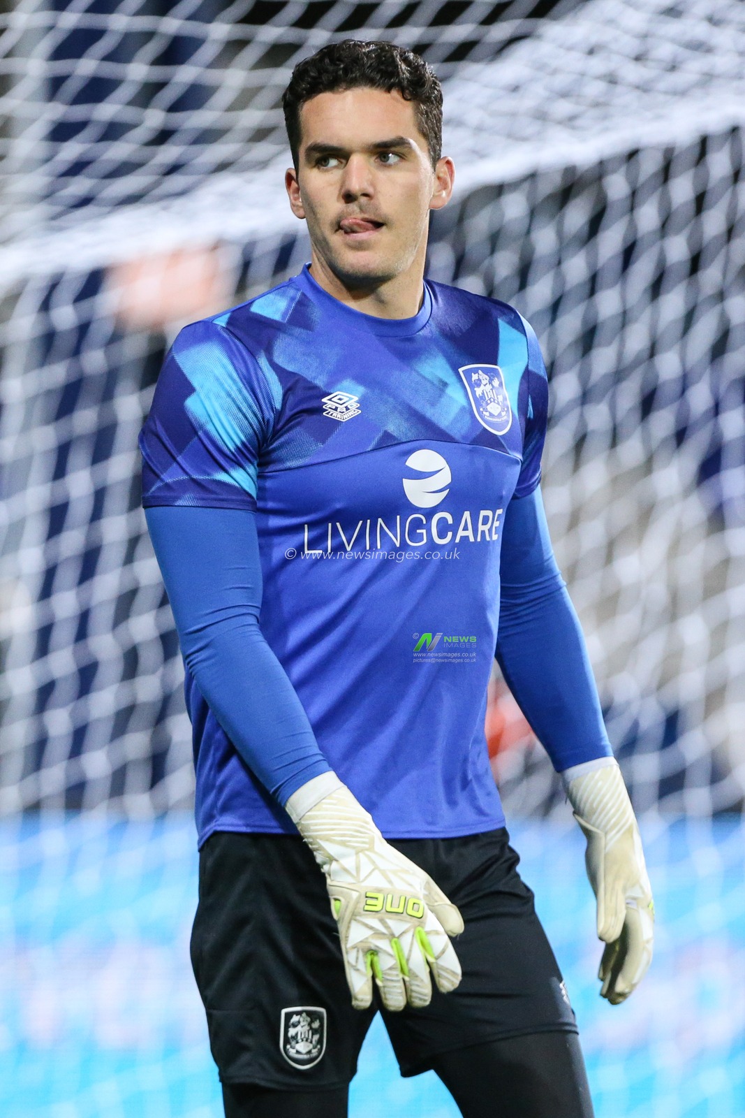 Lee Nicholls #21 of Huddersfield Town warms up during the Sky Bet Championship match Luton Town vs Huddersfield Town at Kenilworth Road, Luton, United Kingdom, 4th October 2022

(Photo by Arron Gent/News Images)