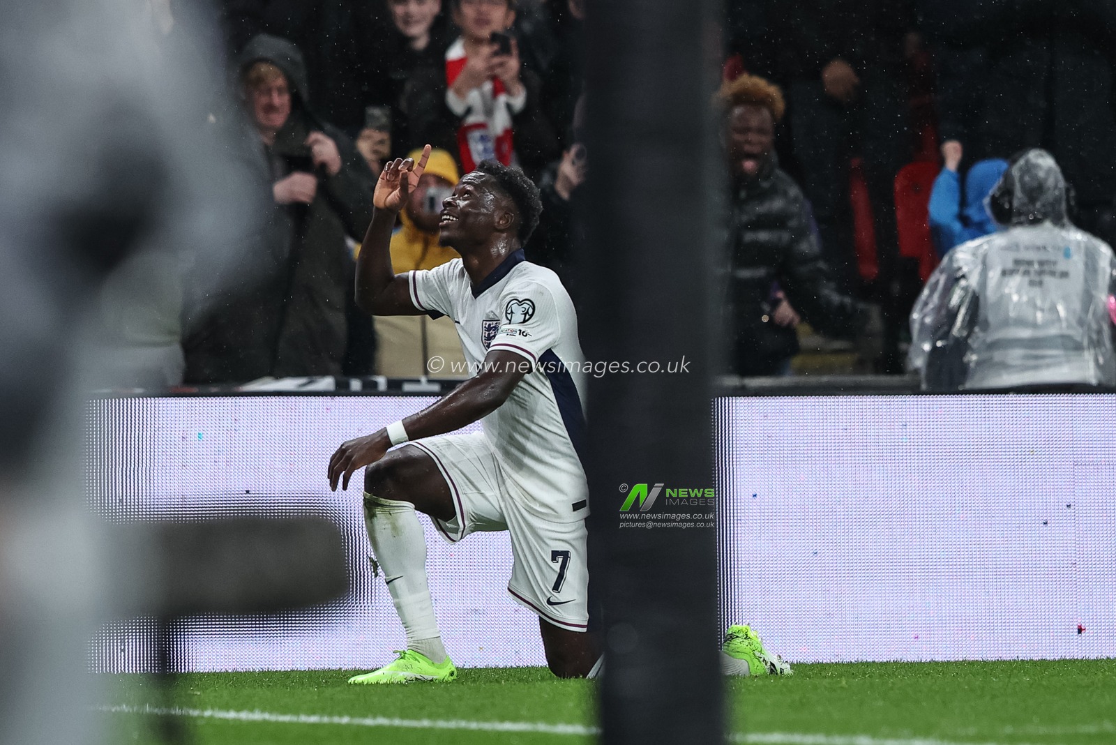 Bukayo Saka of England celebrates his goal to make it 1-0 during the FIFA World Cup Qualifiers round 9 match England vs Serbia at Wembley Stadium, London, United Kingdom, 13th November 2025

(Photo by Alfie Cosgrove/News Images)

*** GER AUT SUI OUT ***
