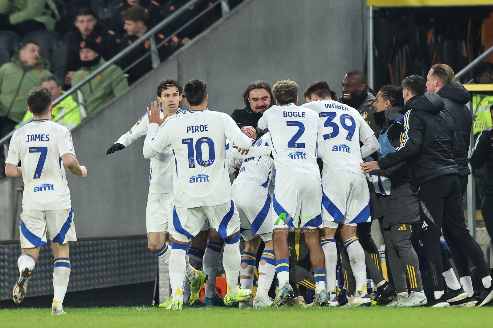 Ao Tanaka of Leeds United celebrates his goal to make it 1-1 with Daniel Farke manager of Leeds United and the bench during the Sky Bet Championship match Hull City vs Leeds United at MKM Stadium, Hull, United Kingdom, 4th January 2025

(Photo by Mark Cosgrove/News Images)