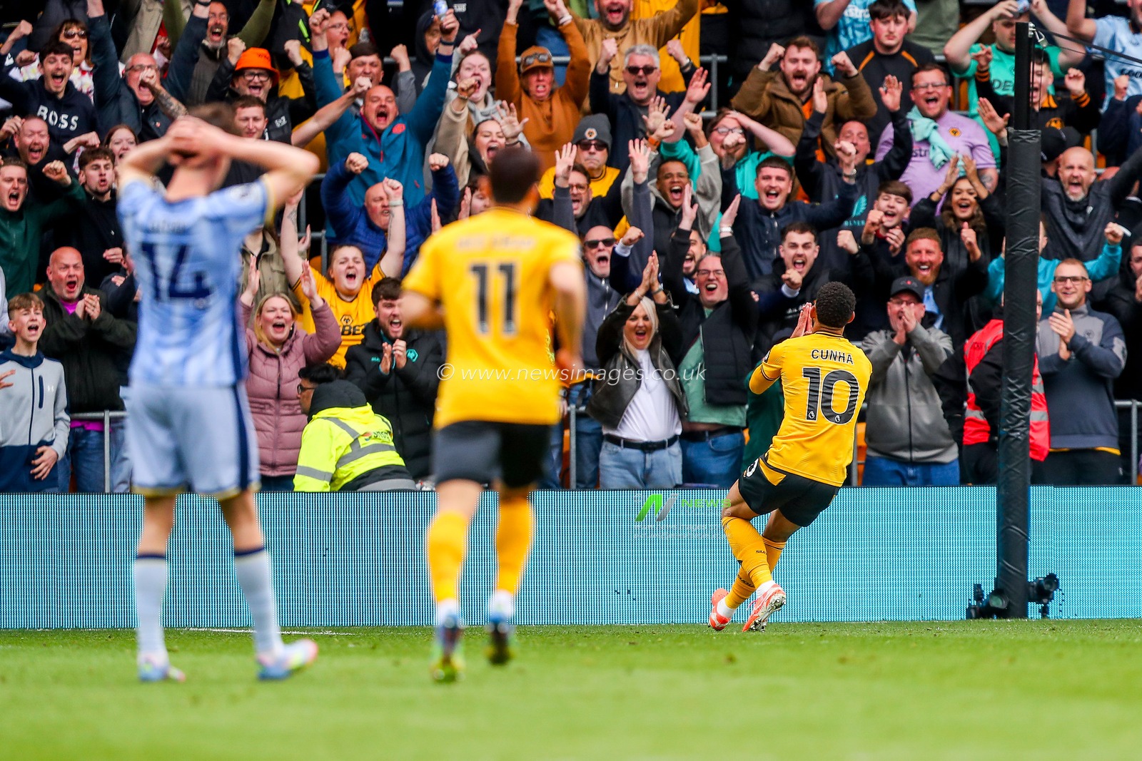 Matheus Cunha of Wolverhampton Wanderers celebrates his goal to make it 4-2 during the Premier League match Wolverhampton Wanderers vs Tottenham Hotspur at Molineux, Wolverhampton, United Kingdom, 13th April 2025

(Photo by Gareth Evans/News Images)