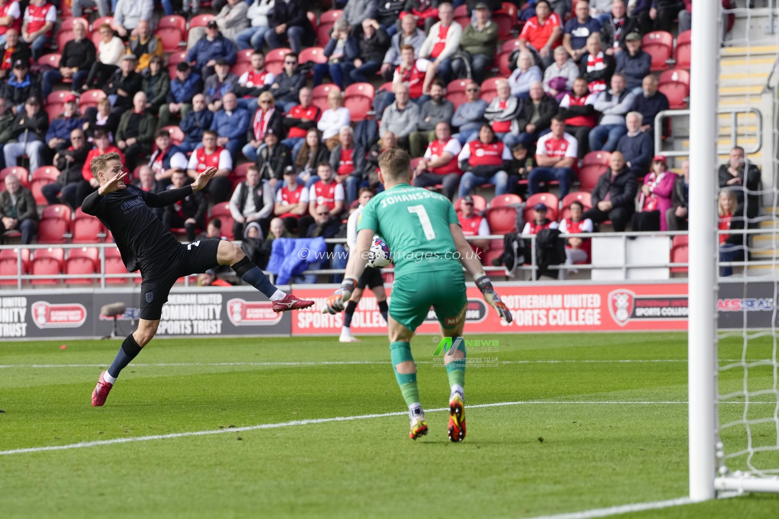 Danny Ward #25 of Huddersfield Town stretches for a cross during the Sky Bet Championship match Rotherham United vs Huddersfield Town at AESSEAL New York Stadium, Rotherham, United Kingdom, 15th October 2022

(Photo by Steve Flynn/News Images)