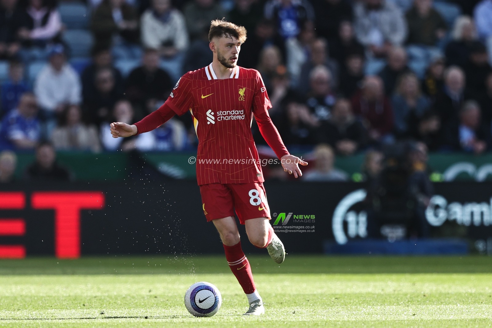 Conor Bradley of Liverpool goes forward with the ball during the Premier League match Leicester City vs Liverpool at King Power Stadium, Leicester, United Kingdom, 20th April 2025

(Photo by Alfie Cosgrove/News Images)