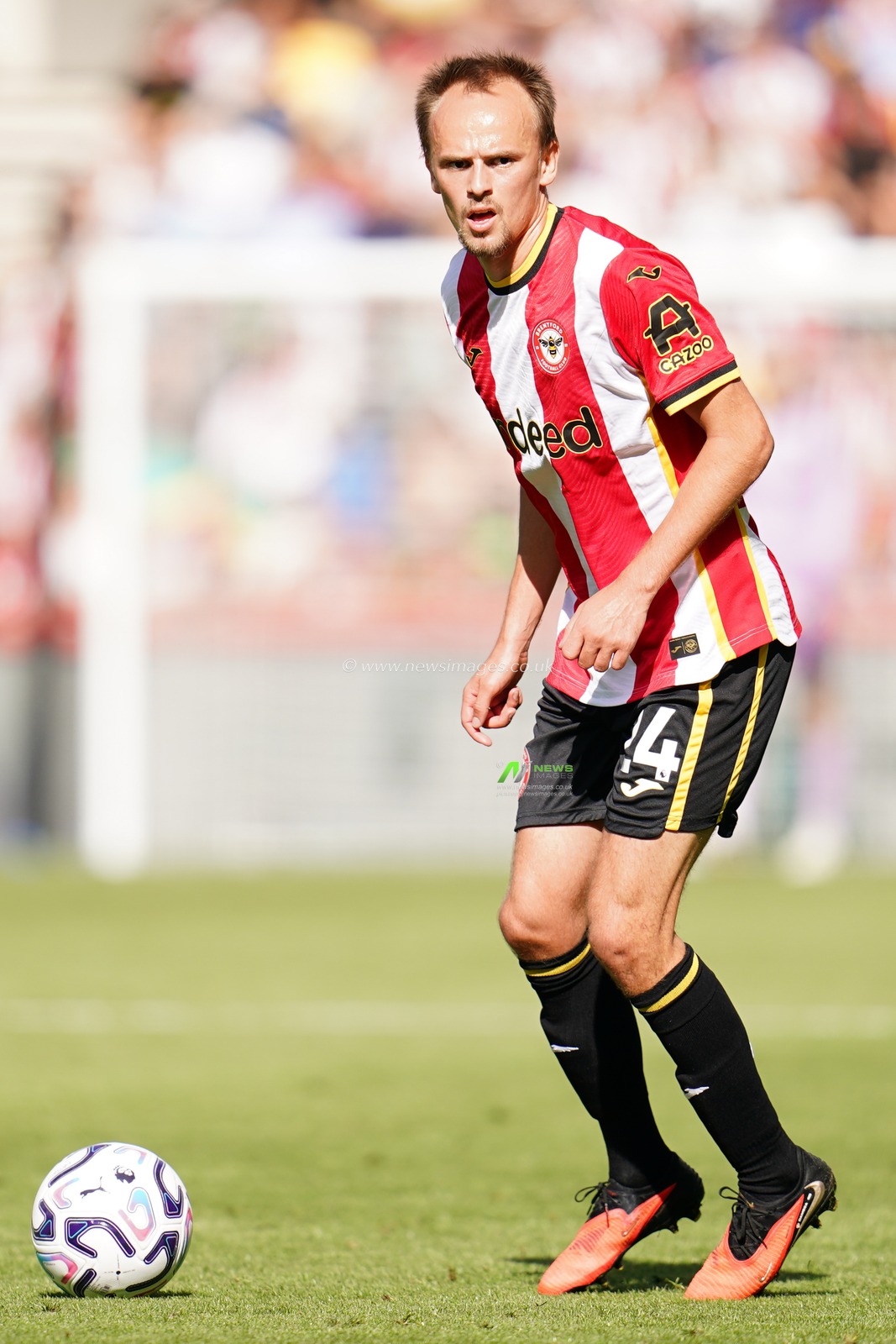 Mikkel Damsgaard of Brentford with the ball during the Premier League match Brentford vs Sunderland at GTECH Community Stadium, London, United Kingdom on 05 September 2026

(Photo by Harvey Murphy/News Images)
