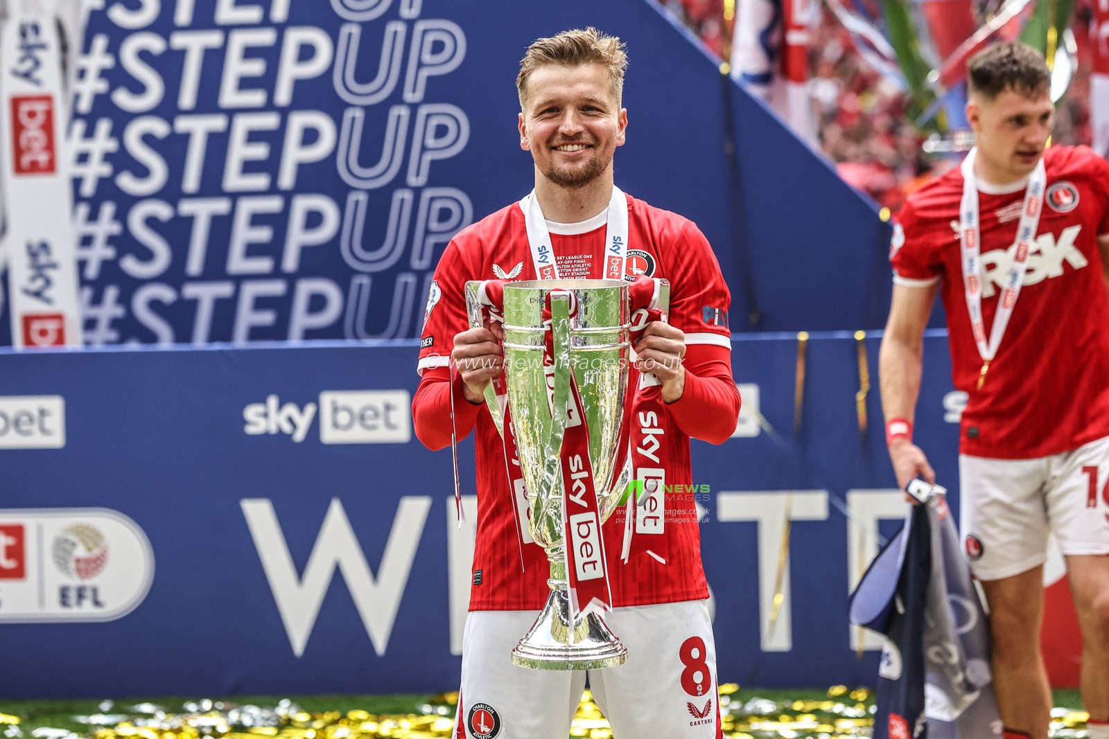 Luke Berry of Charlton Athletic poses with the trophy during the Sky Bet League 1 Playoff Final match Charlton Athletic vs Leyton Orient at Wembley Stadium, London, United Kingdom, 25th May 2025

(Photo by Alfie Cosgrove/News Images)